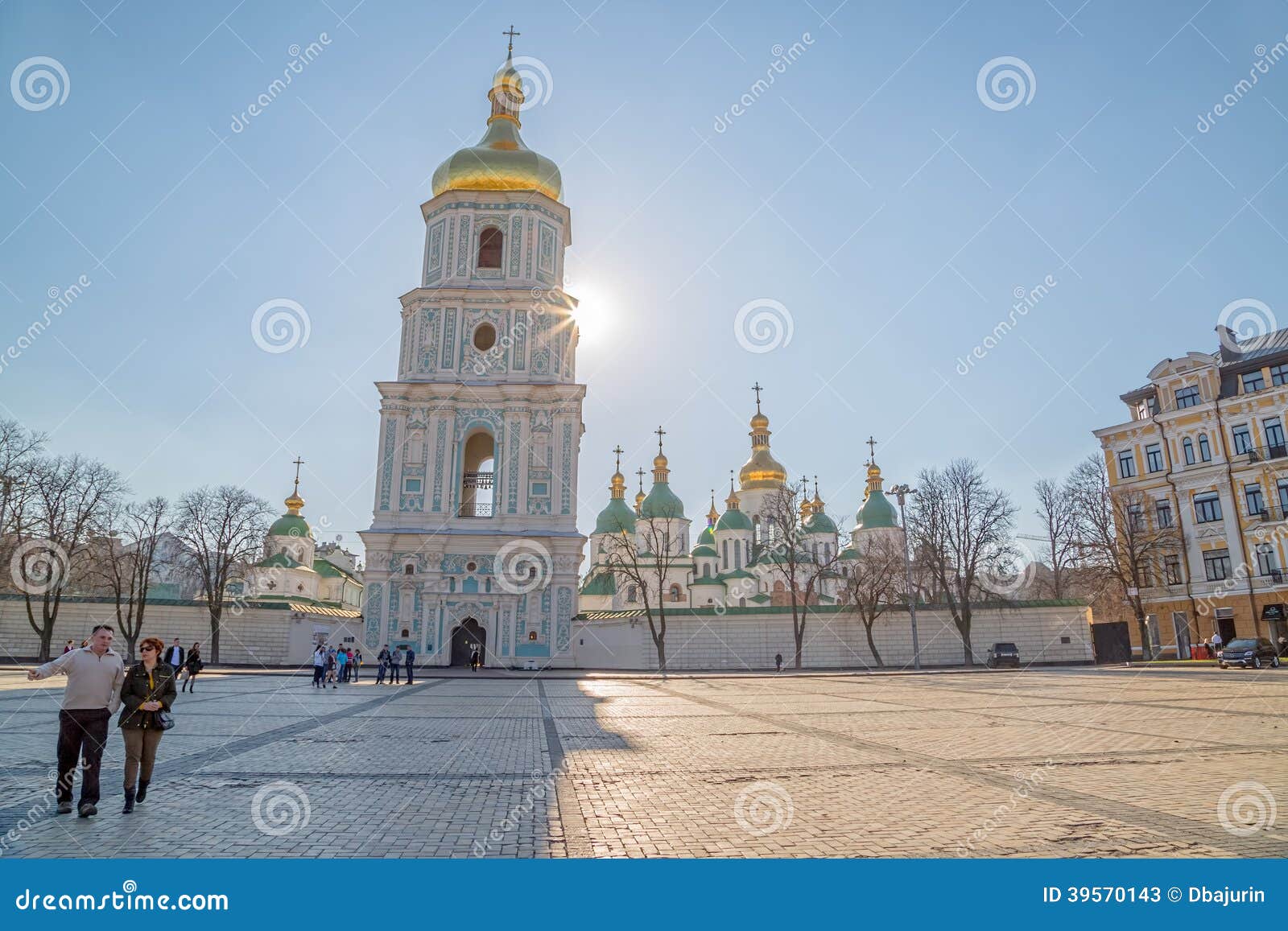 Heilige Sophia Cathedral. KIEV, DE OEKRAÏNE - MAART 22, 2014: Mensen die de toren van Heilige bezienswaardigheden bezoeken Sophia Cathedral bij Sofiiska-vierkant.