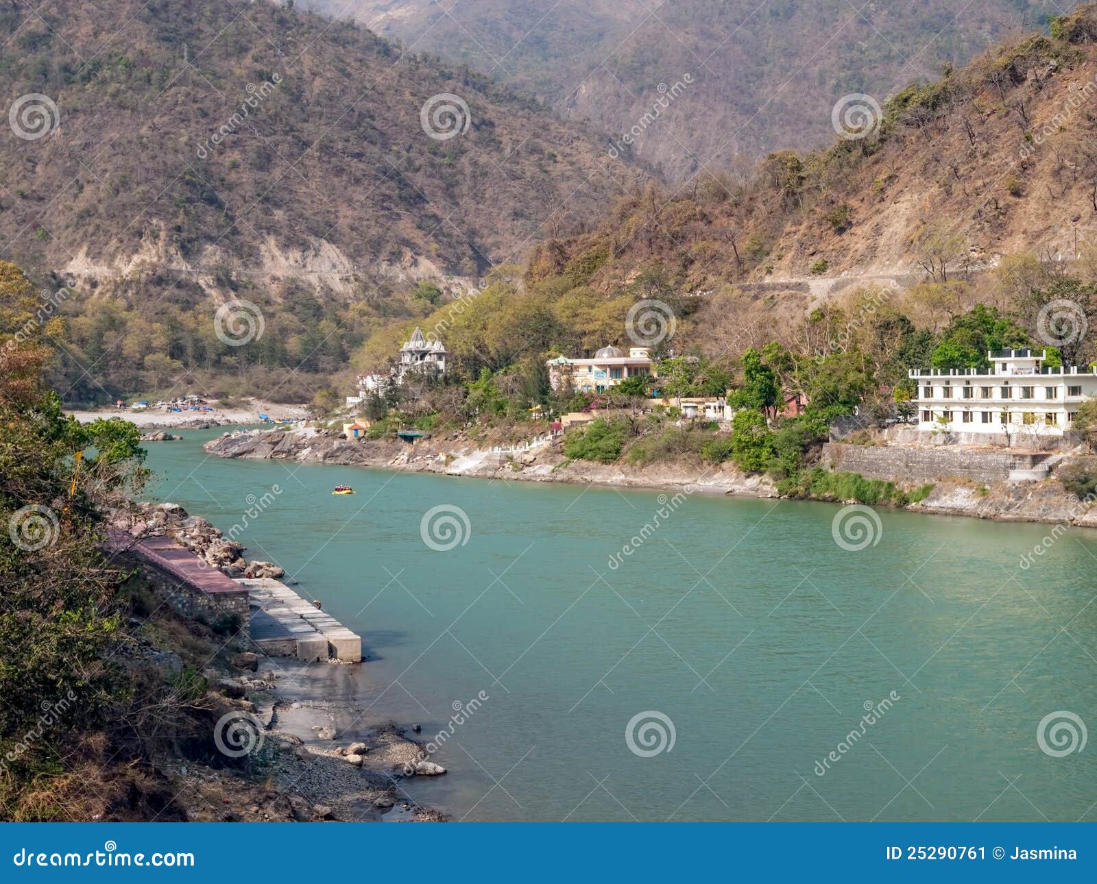 Heiliger Ganges-Fluss, der Rishikesh durchfließt (das Weltkapital von Yoga) - die heilige Stadt für das Hindus, Indien.