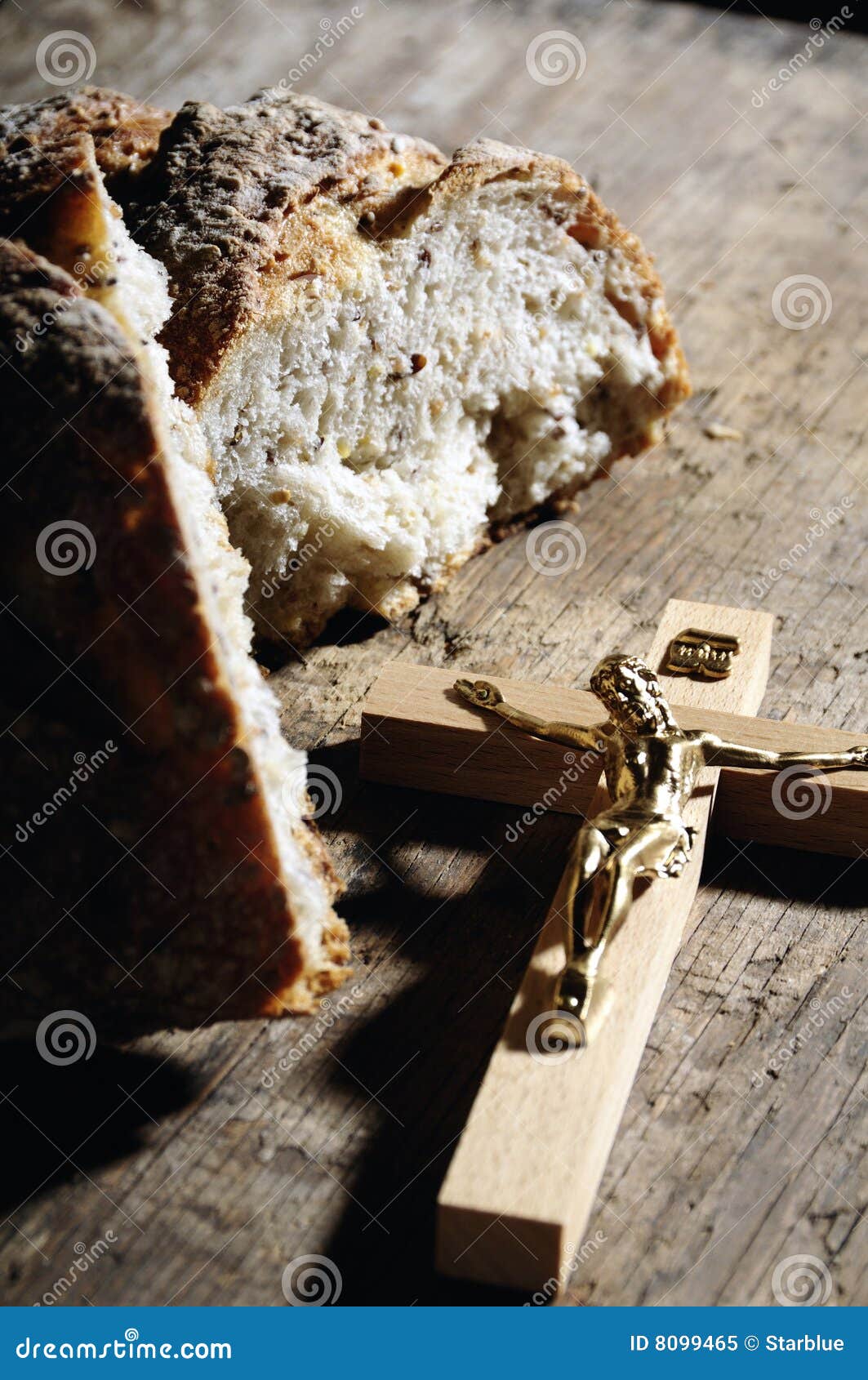 Heiliges Kreuz und Brot stockbild. Bild von religion, kreuzigung - 8099465