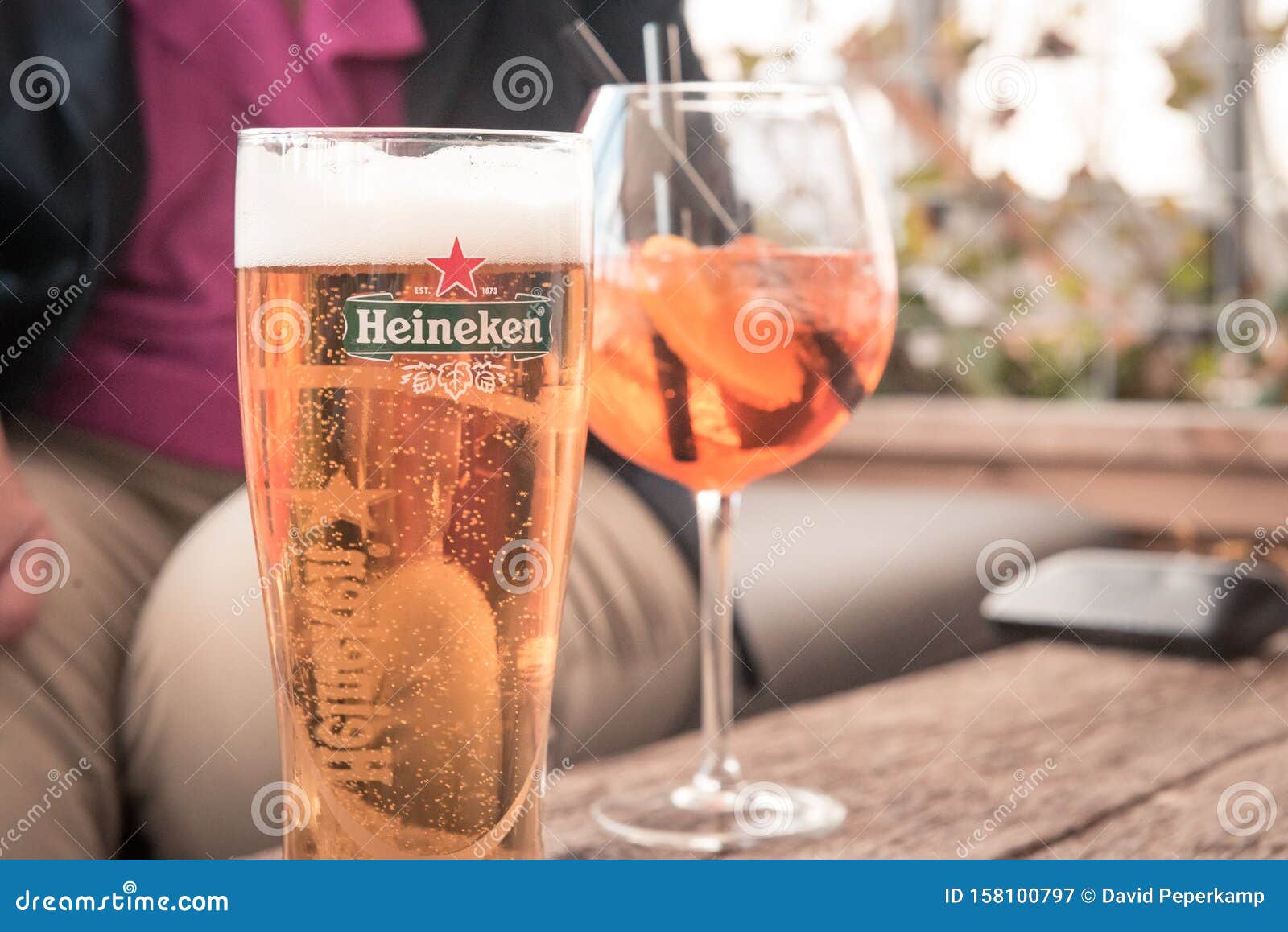 Featured image of post Fotos De Cerveja Heineken Na Mesa O mundo da cerveja ficar pequeno agora com esse acontecimento a ambev dona das principais marcas de cerveja do mundo como budweiser stella artois brahma entre outras comprou nessa ter a feira a cervejaria heineken por us 850 milh es e se tornou a maior cervejaria do mundo