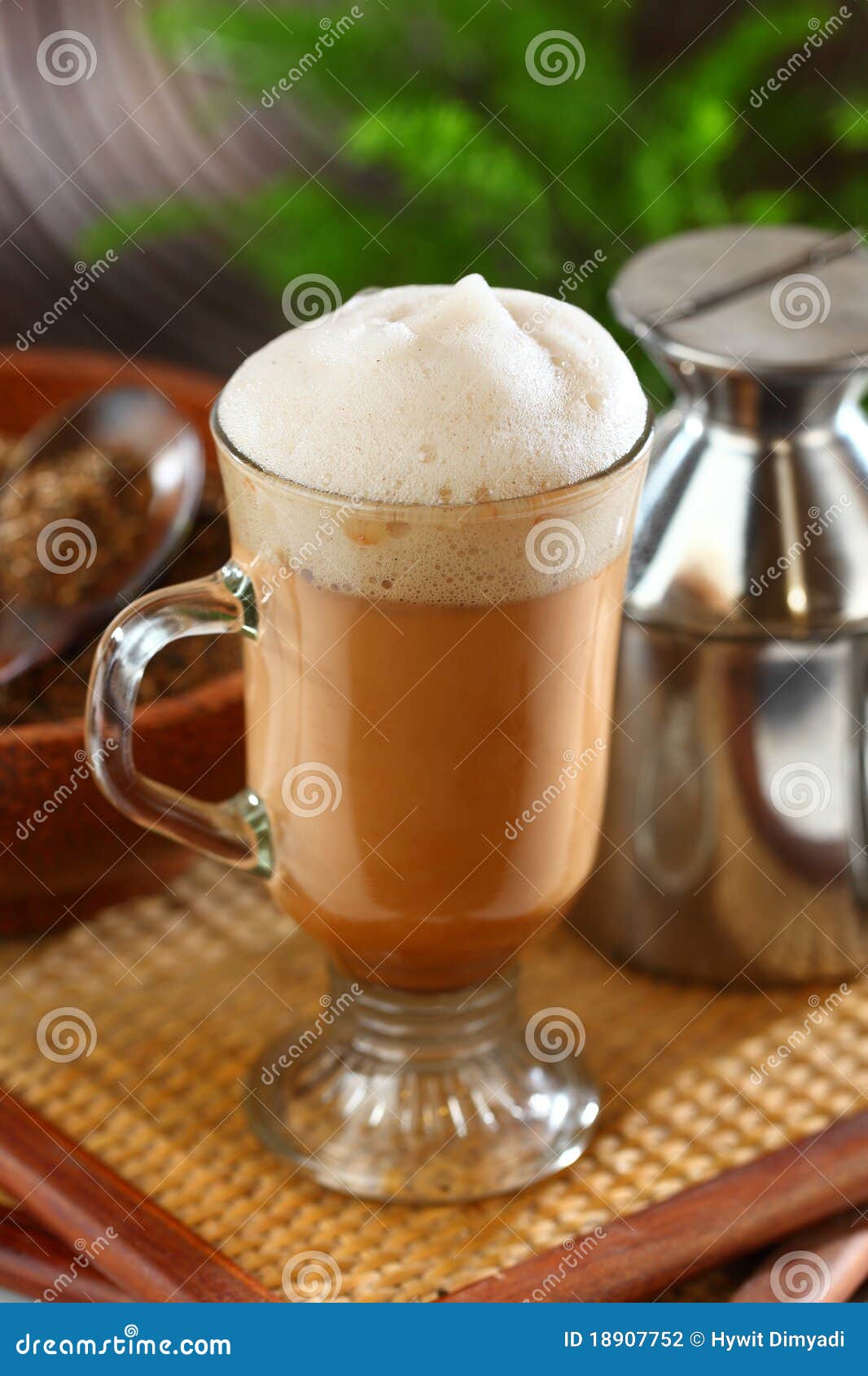 Heißes Getränk. Malaysian berühmt der Tarik, gezogener Tee, gewürztes heißes Teegetränk. Sein Name wird vom strömenden Prozess des Ziehens des Getränks während der Vorbereitung berechnet.