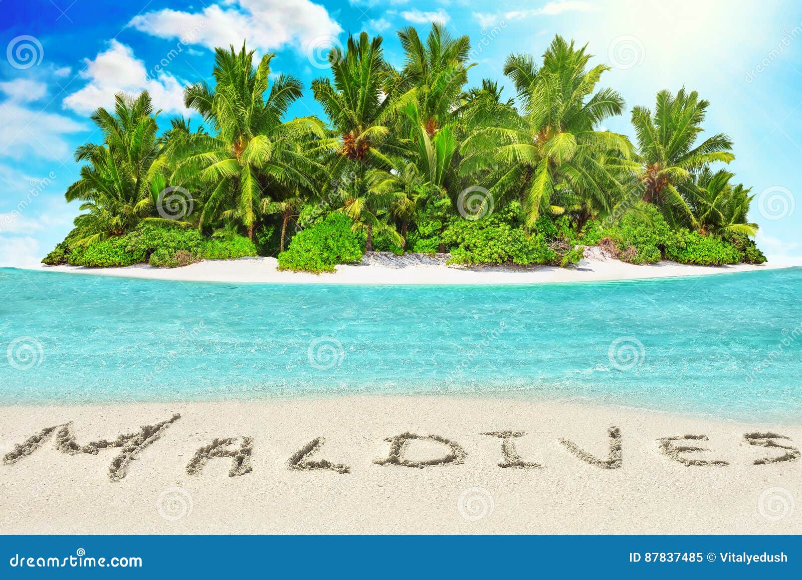 Hel tropisk ö inom atoll i det tropiska havet och inscrip. Hel tropisk ö inom atoll i det tropiska havet Obebodd och lös subtropisk ö med palmträd Inskrift`-Maldiverna ` i sanden på en tropisk ö, Maldiverna