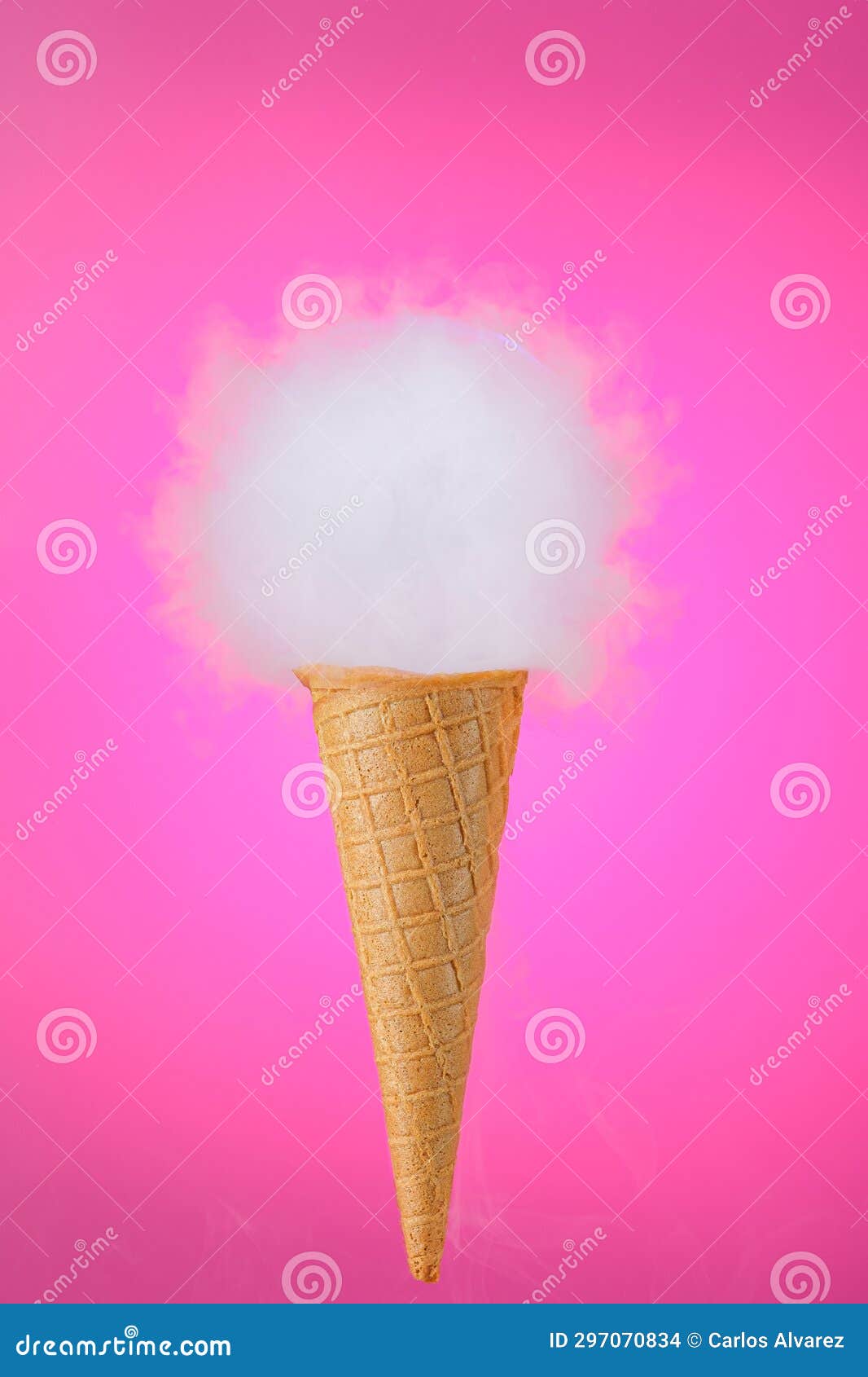 helado de cucurucho de galleta con nube sobre fondo fucisa degradado