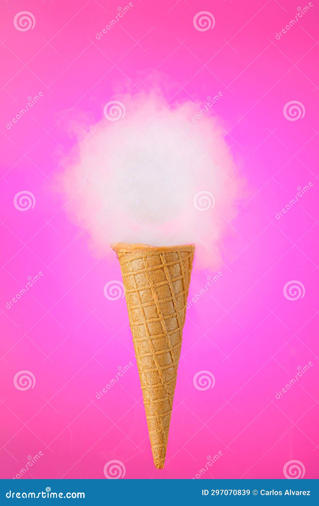 helado de cucurucho de galleta de nube sobre fondo fucsia