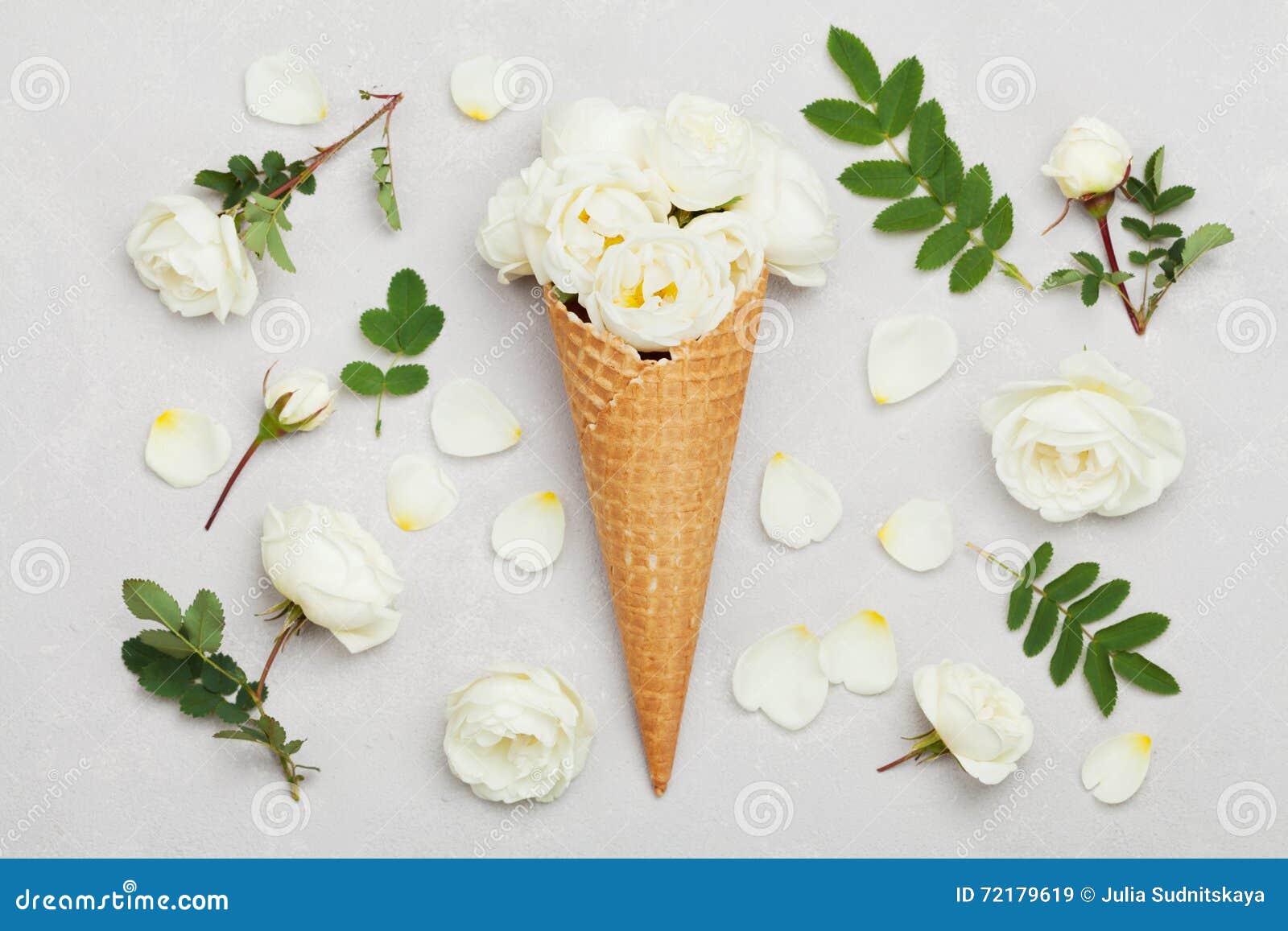 Helado De Flores Color De Rosa En Cono De La Galleta En Fondo Gris Claro Desde Arriba, Decoración Floral Hermosa, Color Del Vinta Imagen de archivo - Imagen de color, tarjeta: 72179619 Helado De Flores Color De Rosa En Cono De La Galleta En Fondo Gris Claro Desde Arriba, Decoración Floral Hermosa, Color Del Vinta Imagen de archivo - Imagen de color, tarjeta: 72179619