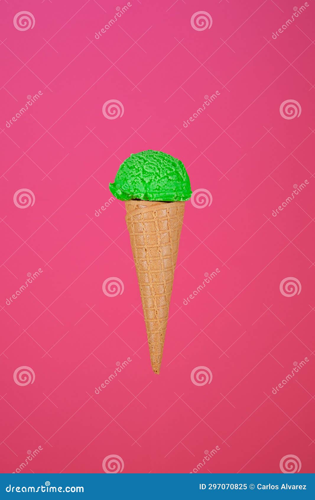 helado de pistacho flotante sobre fondo fucsia