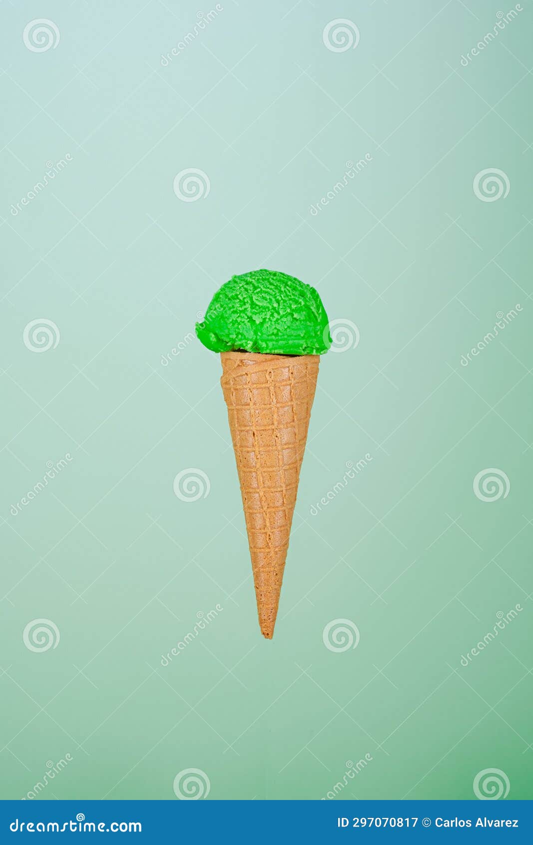 helado de pistacho flotante sobre fondo verde agua