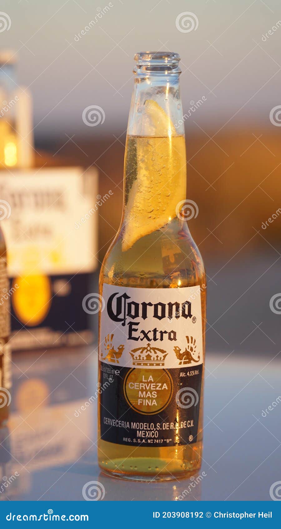 Helado Frío Corona Botella De Cerveza Tapa Por La Puesta De Sol Luz De La  Hora Dorada En Thomas Carter Lookout Cerca De Exmouth we Fotografía  editorial - Imagen de hielo, bebida: