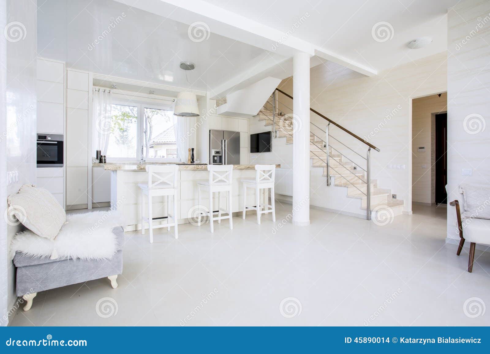 Heldere open keuken in modern binnenland stock foto afbeelding ...