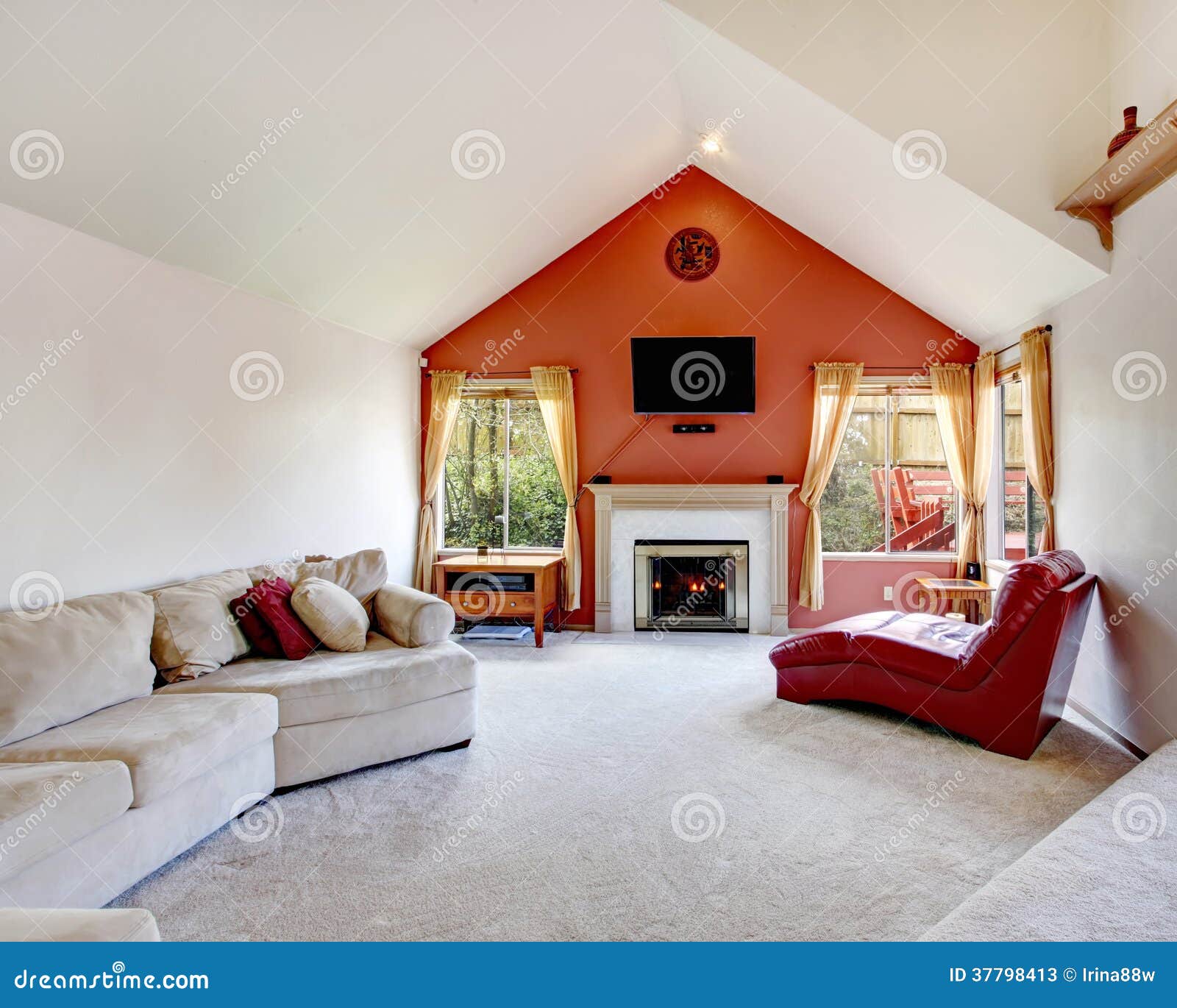 Heldere woonkamer met contrast oranje muur stock foto's ...