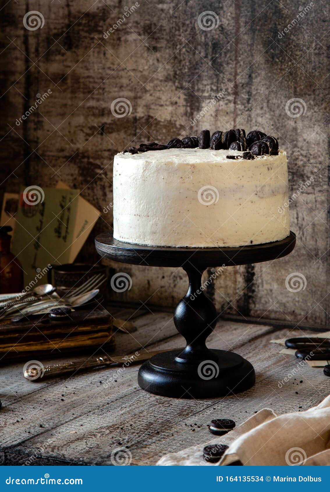 peddelen Verbeelding Onze onderneming Hele Ronde Cake Met Witte Crème, Zwarte Koekjes Op Zwarte Houten Cake Stand  Stock Foto - Image of recept, gebak: 164135534