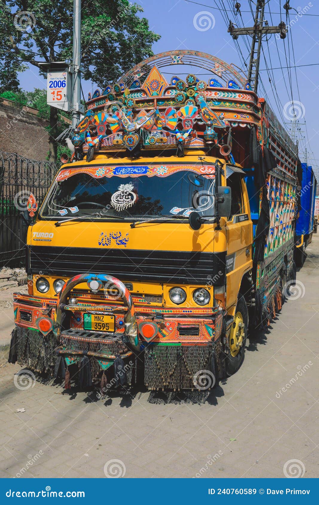 https://thumbs.dreamstime.com/z/heller-und-farbenfroher-gelber-pakistanischer-lkw-mit-traditioneller-dekoration-design-auf-der-lahore-stra%C3%9Fe-juli-240760589.jpg