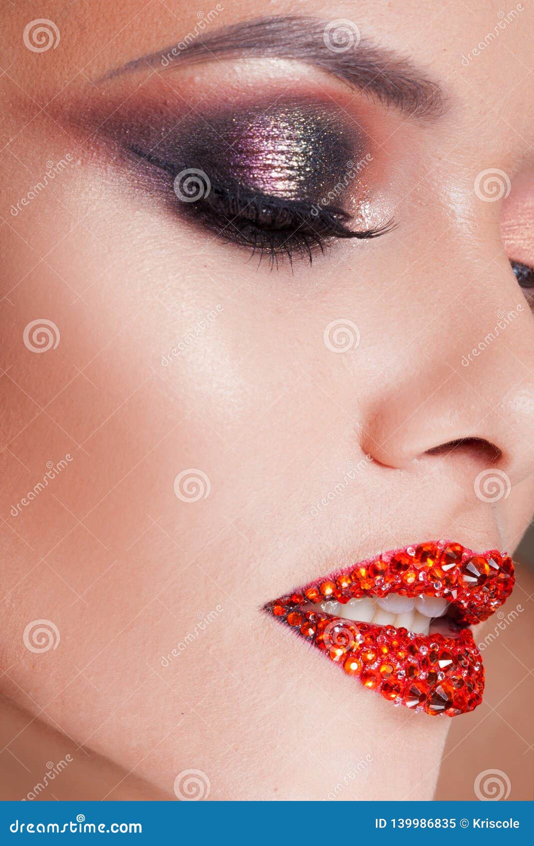 Helles Augenmake Up Und Rote Lippen In Den Bergkristallen Smokey Augen Farbiger Lidschatten Stockbild Bild Von Rote Lidschatten