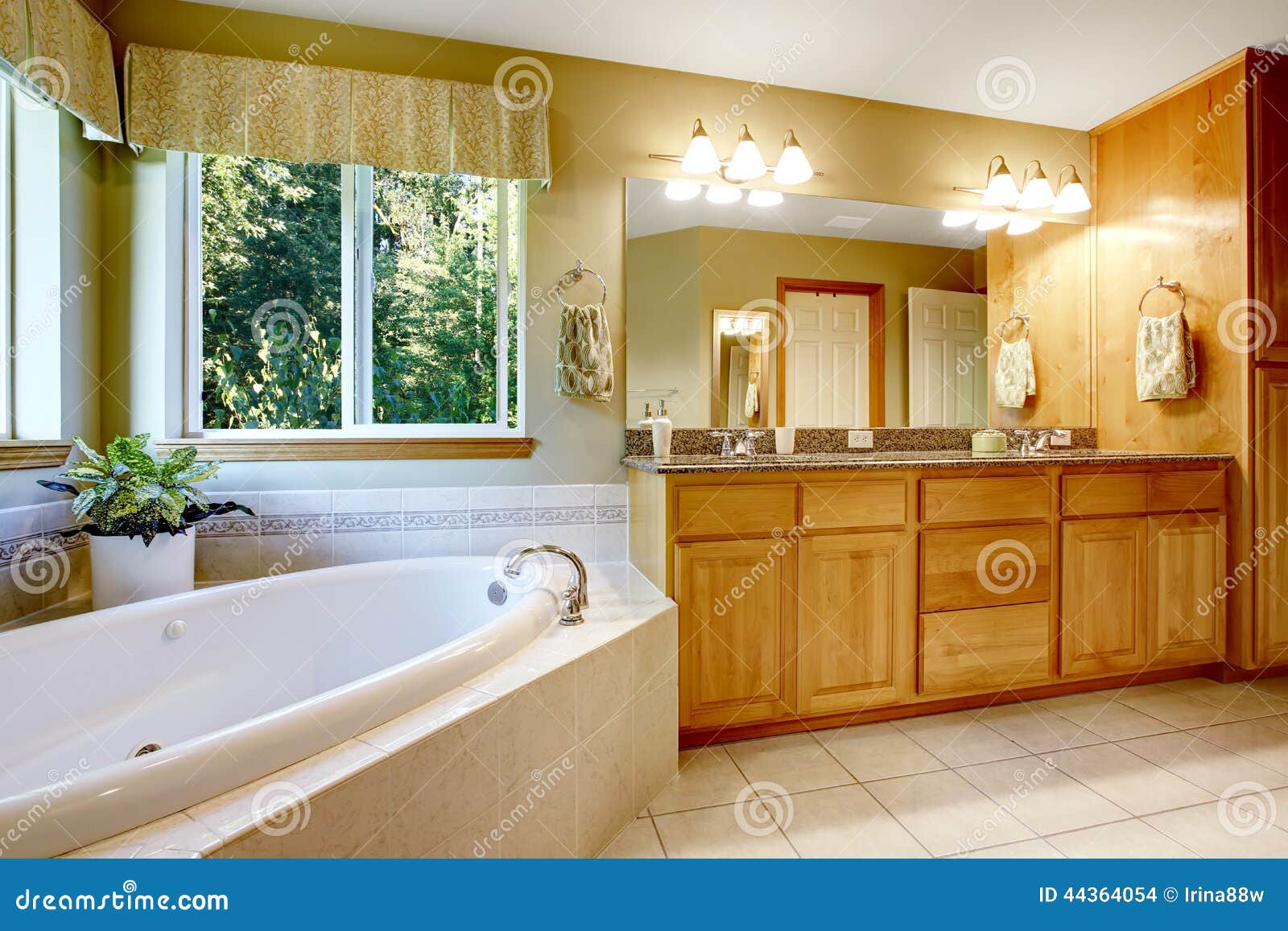 Helles Badezimmer Mit Eckbadewannewanne Stockfoto - Bild von badezimmer