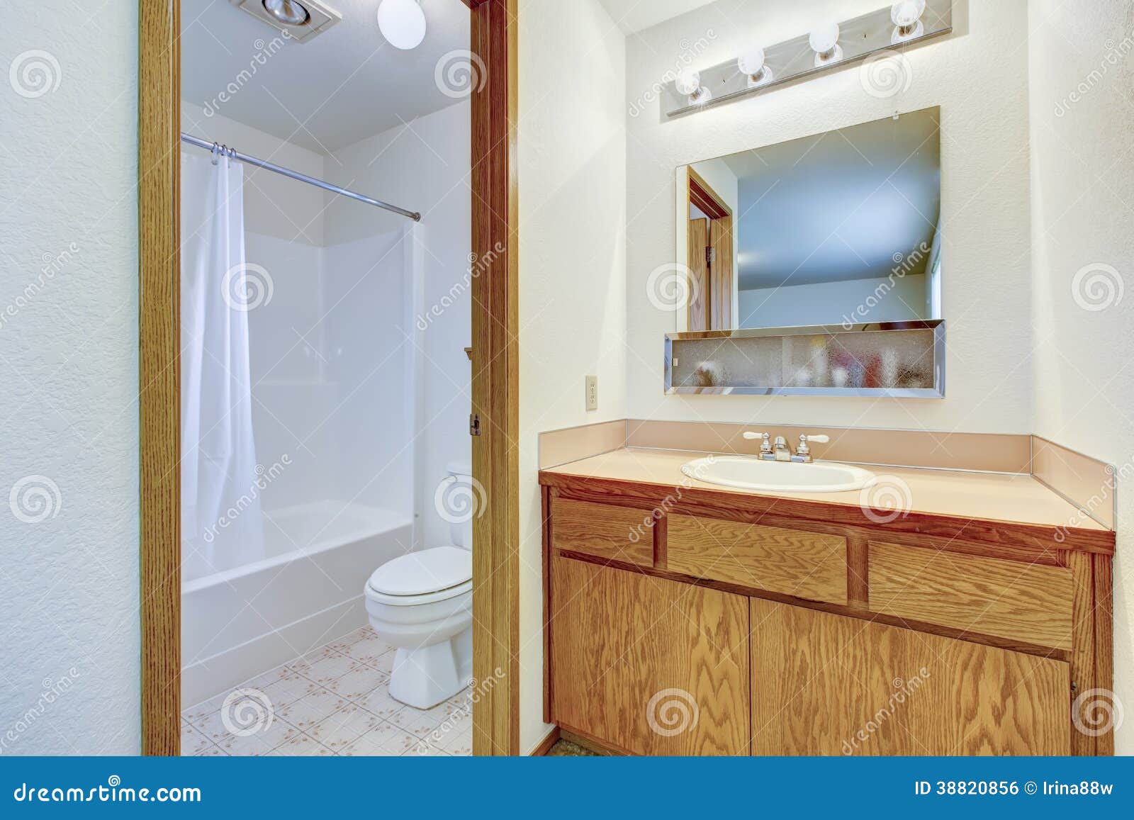 Helles Badezimmer Mit Vorzimmer Stockfoto - Bild von bild, ablage: 38820856