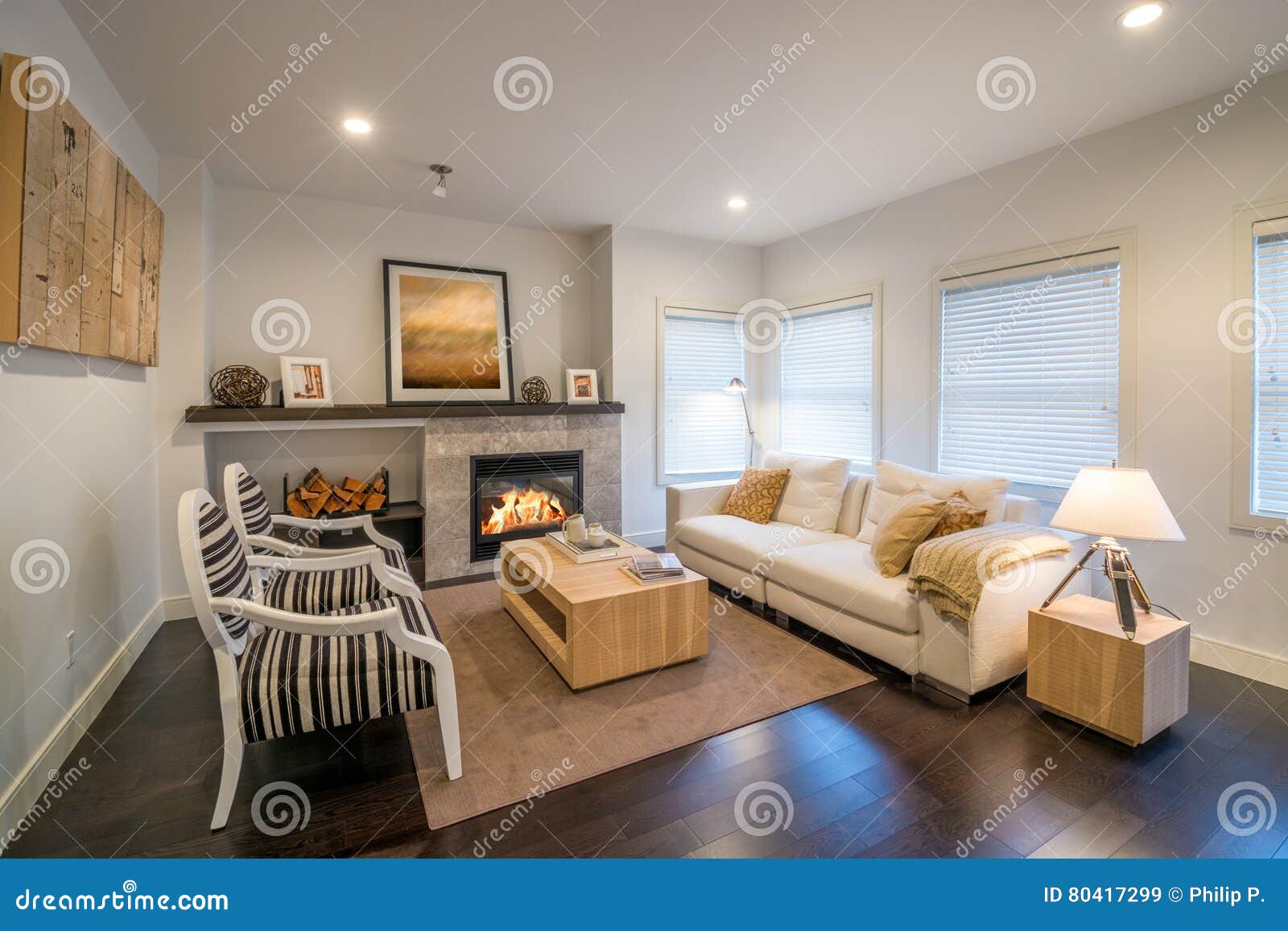 Helles Luxuswohnzimmer Mit Einem Kamin Stockbild Bild Von Luxuswohnzimmer Helles 80417299