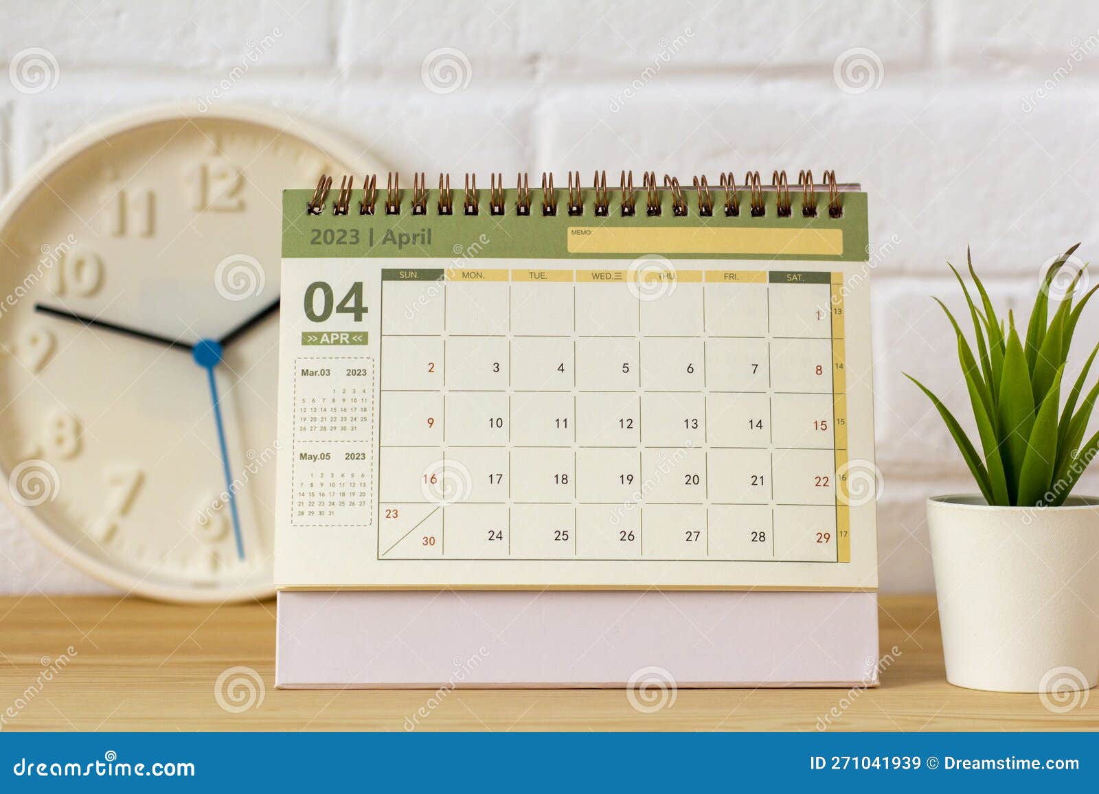 april desktop calendar