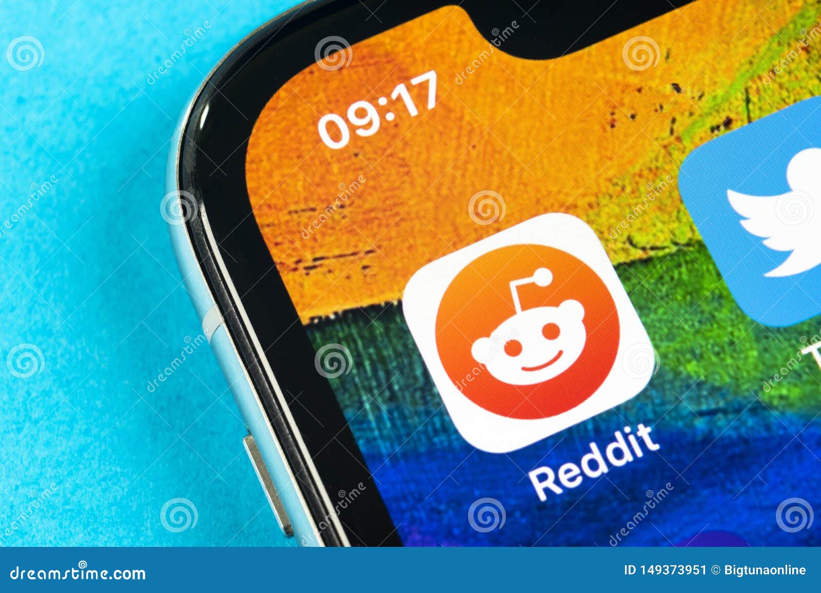 Reddit Application Icon on Apple IPhone X Smartphone Screen Close-up. Reddit  App Icon Editorial Photo - Image of connection, finland: 149373951
