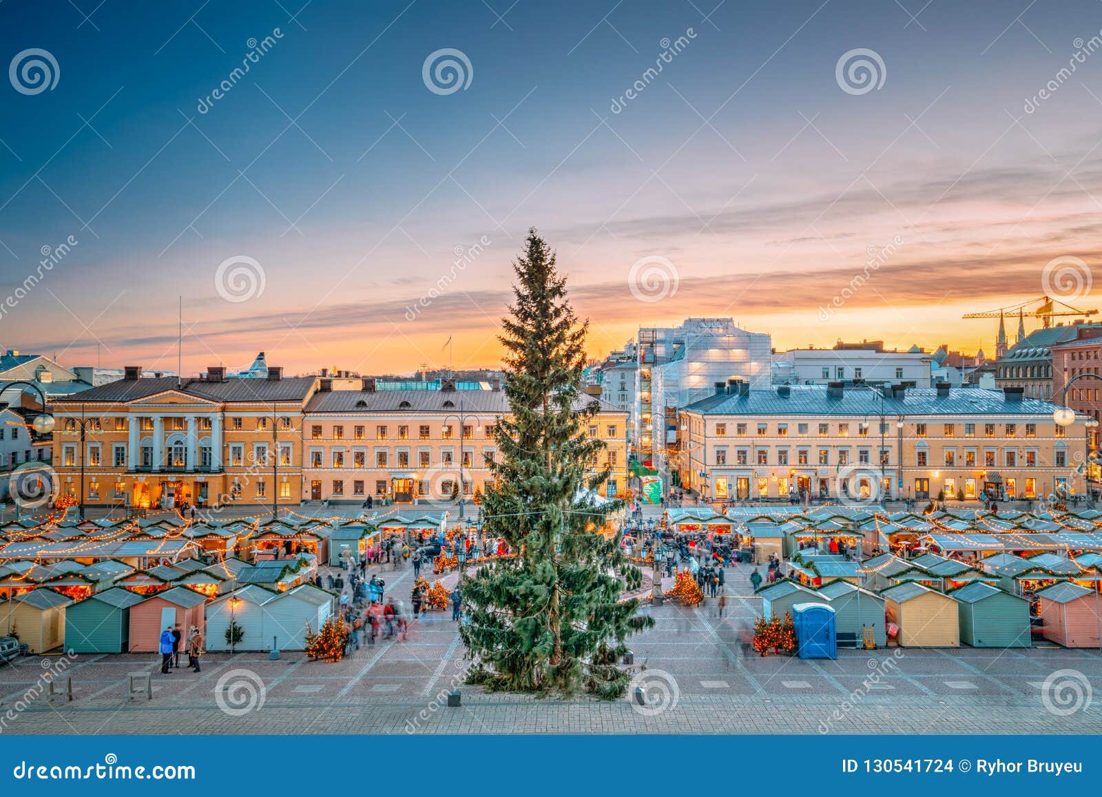 Helsinki, Finlandia Mercado De Navidad De La Navidad Con El árbol De