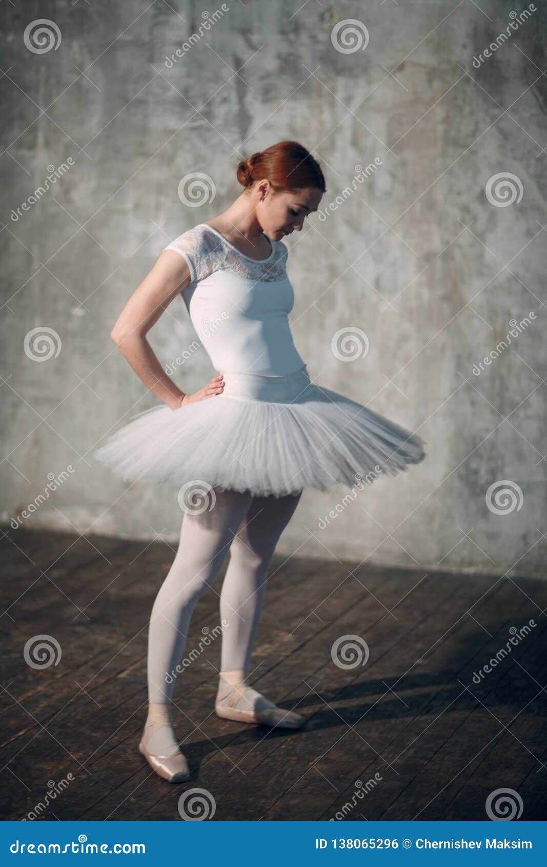 Hembra De La Bailarina Bailarín De Ballet Hermoso Joven De La Mujer, Vestido En Equipo Profesional, Zapatos Del Pointe Y El Tutú Foto de archivo - Imagen de agraciado, arte: 138065296 Hembra De La Bailarina Bailarín De Ballet Hermoso Joven De La Mujer, Vestido En Equipo Profesional, Zapatos Del Pointe Y El Tutú Foto de archivo - Imagen de agraciado, arte: 138065296