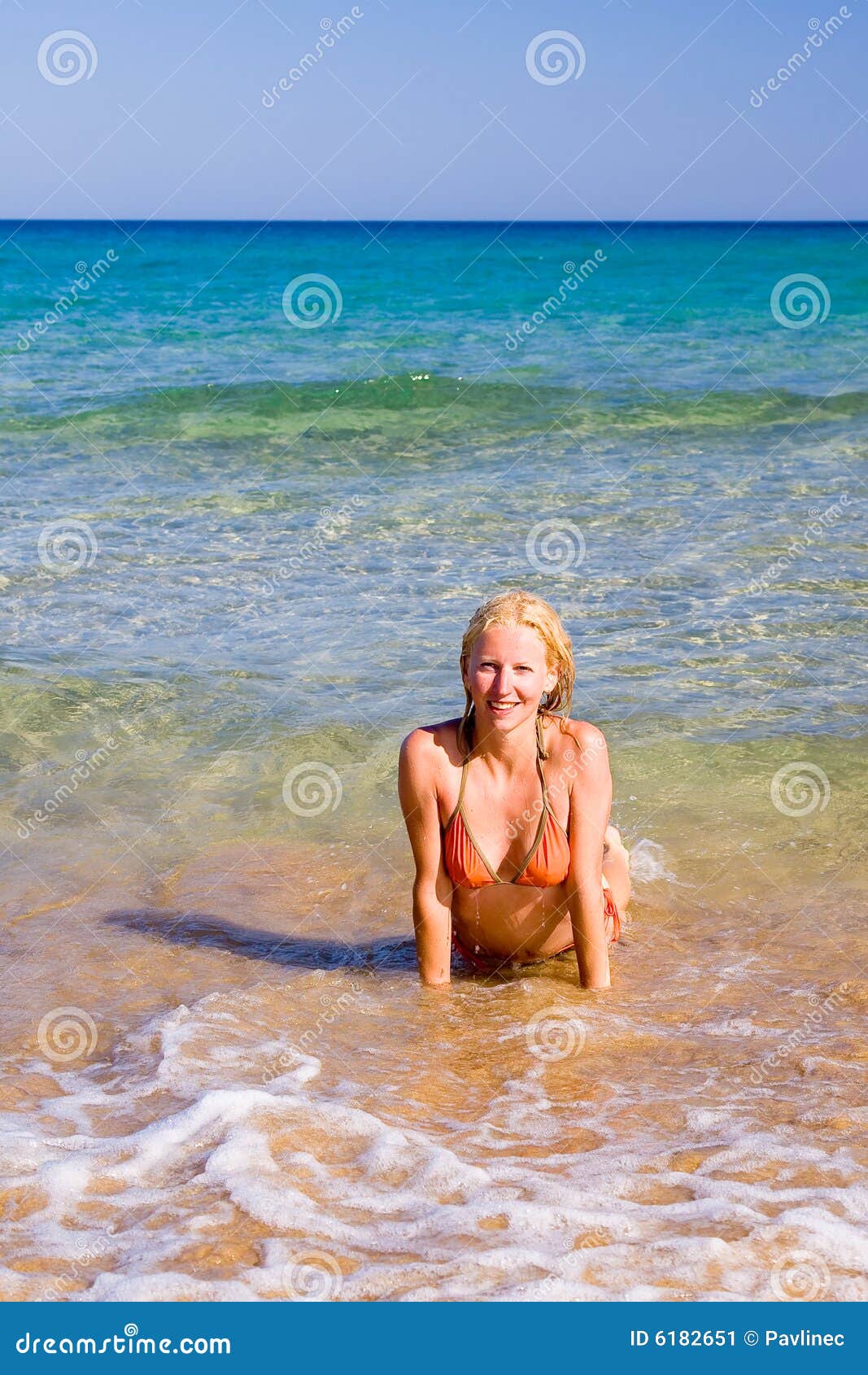 Hembra en la playa. Una mujer hermosa en la playa en mediterráneo