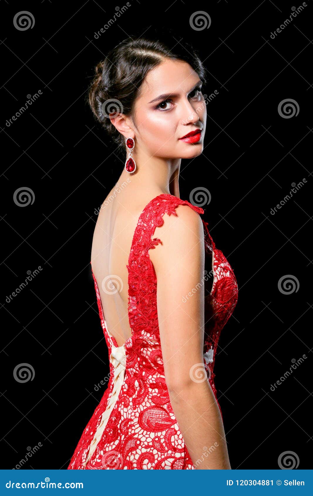 Hembra Modelo Bastante Joven Con El Oscuro En Vestido Rojo Largo Asombroso Imagen de archivo - Imagen de muchacha, lujo: 120304881