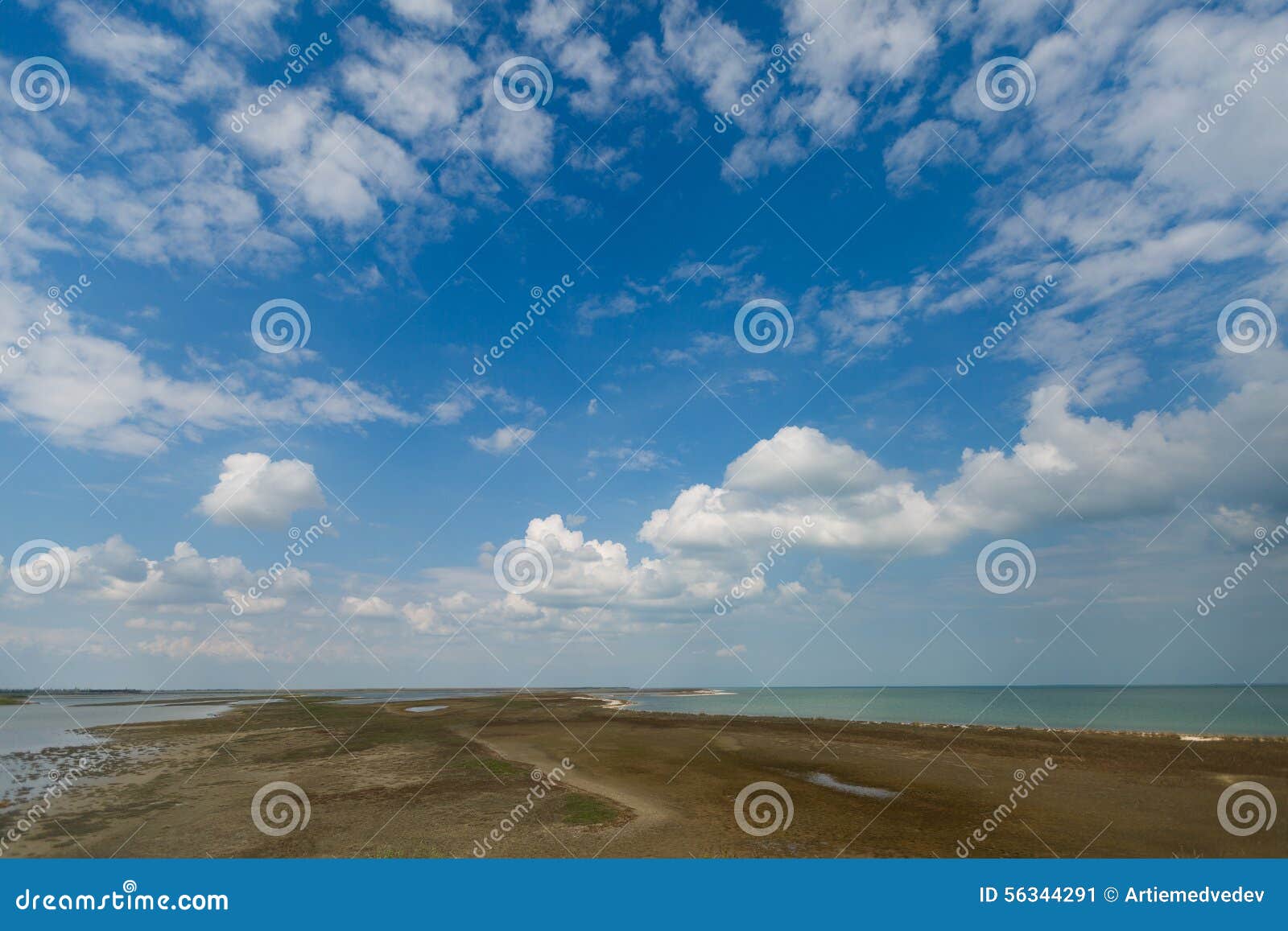 Hemel en grote wolken over firth met een horizonlijn