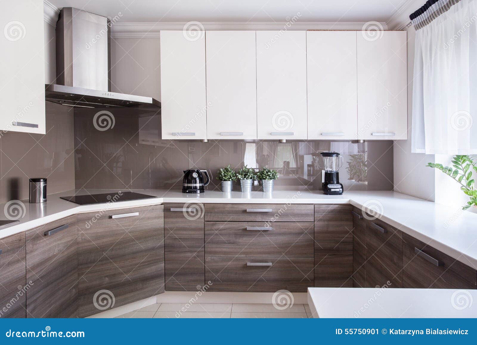 Hemtrevligt beige kök arkivfoto bild: 55750901
