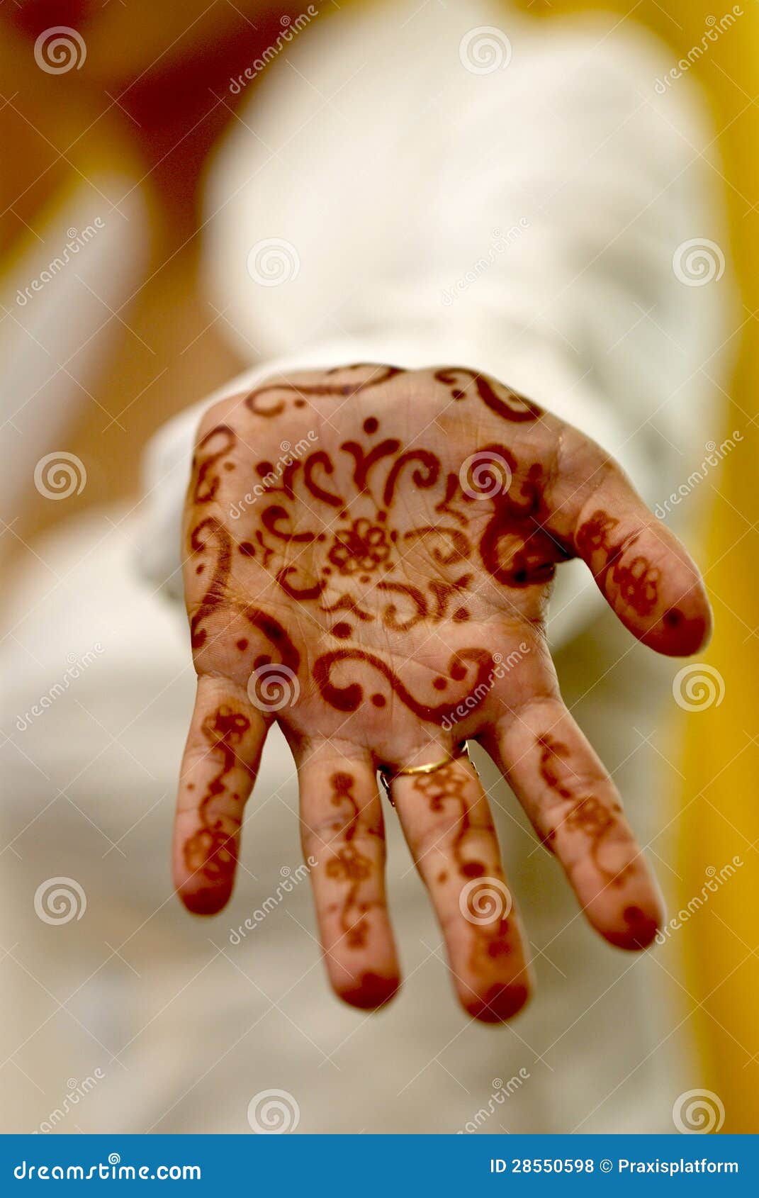 Henna Na ręce India. Panna młoda trzyma ich ręki