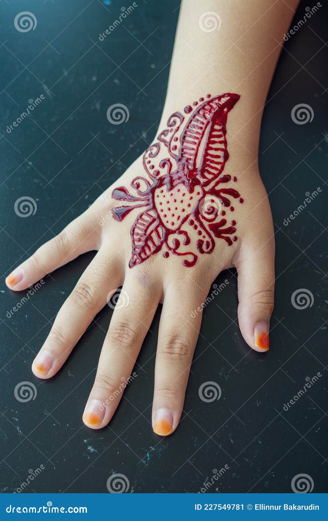 Henna-Ornamente Auf Mädchen Hand in Nähe Stockbild - Bild von hand, mädchen:  227549781