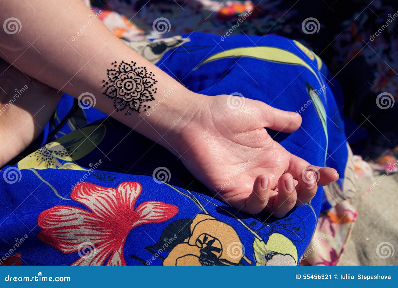 henna tattoo mehendy on hand mandala