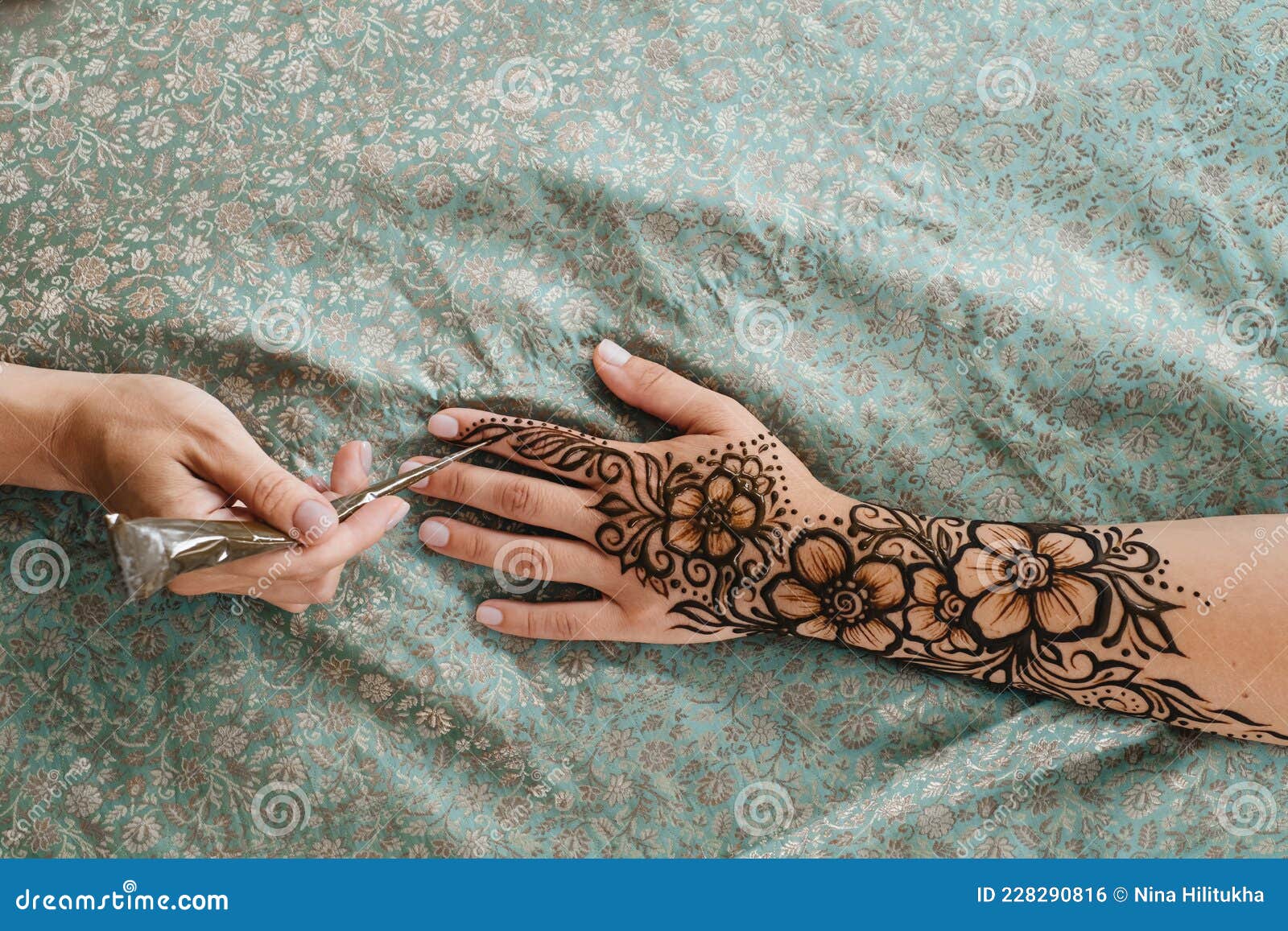 thumbs.dreamstime.com/b/female-hands-mehendi-patte...