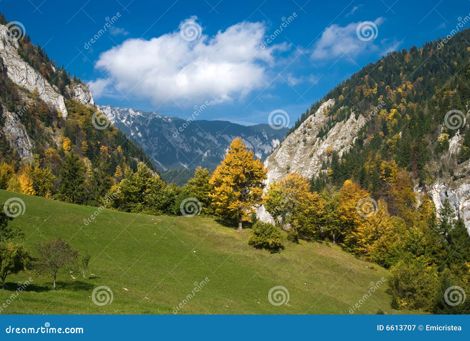 Herbst in Rumänien. Herbst kommt in rumänische Berge (Karpaten). Das Bild wird im Dorf von Magura, Piatra Craiului im Nationalpark gebildet