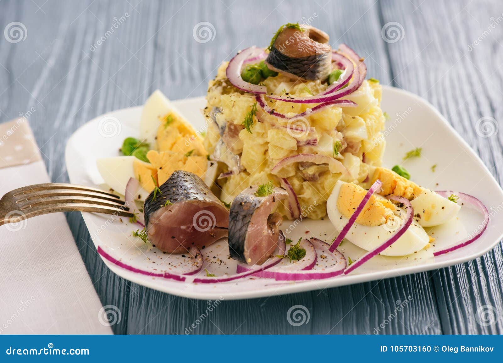 Салат из сельди с луком и картофелем