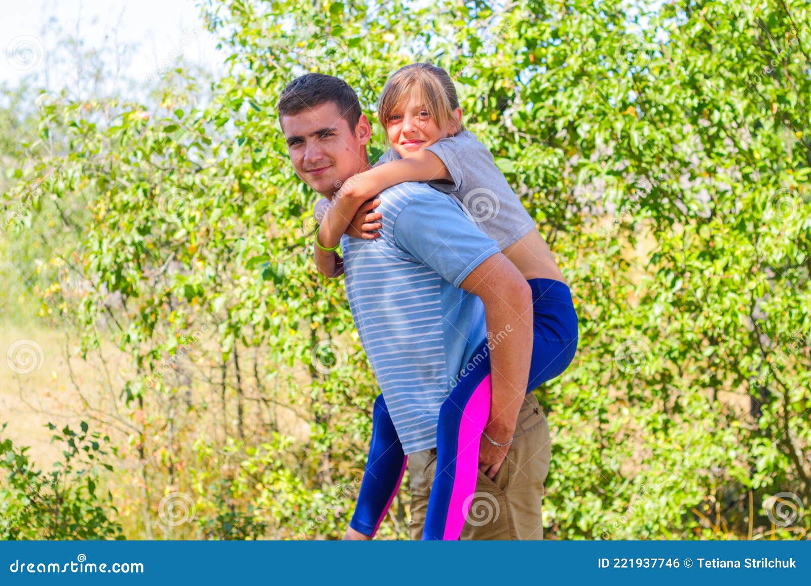 Hermano Desenfocado Dando Vuelta A La Hermana En El Parque Retrato De Una Chica Feliz Sobre Un 