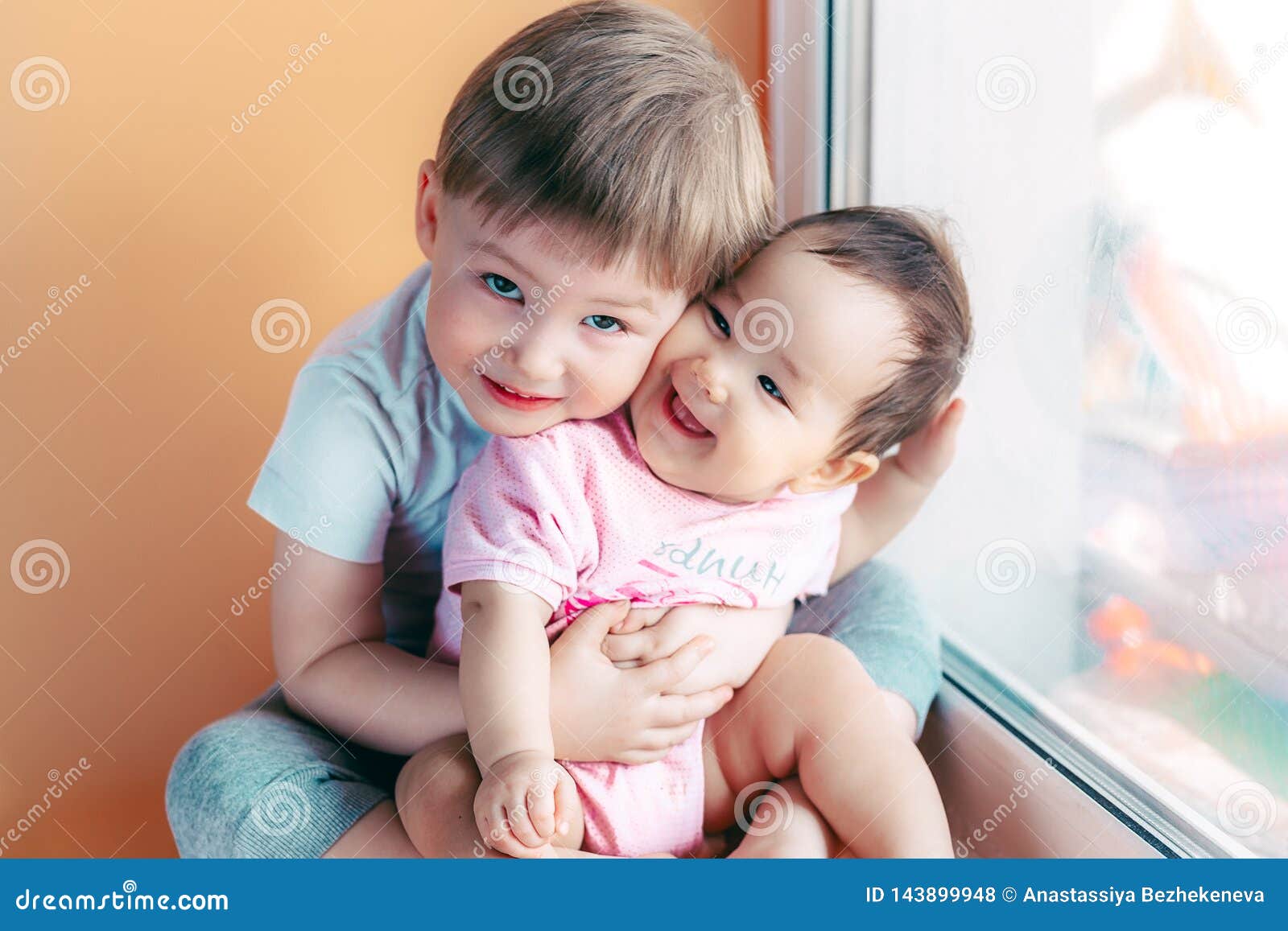 Lindo bebé niña abrazo hermana mayor hermano