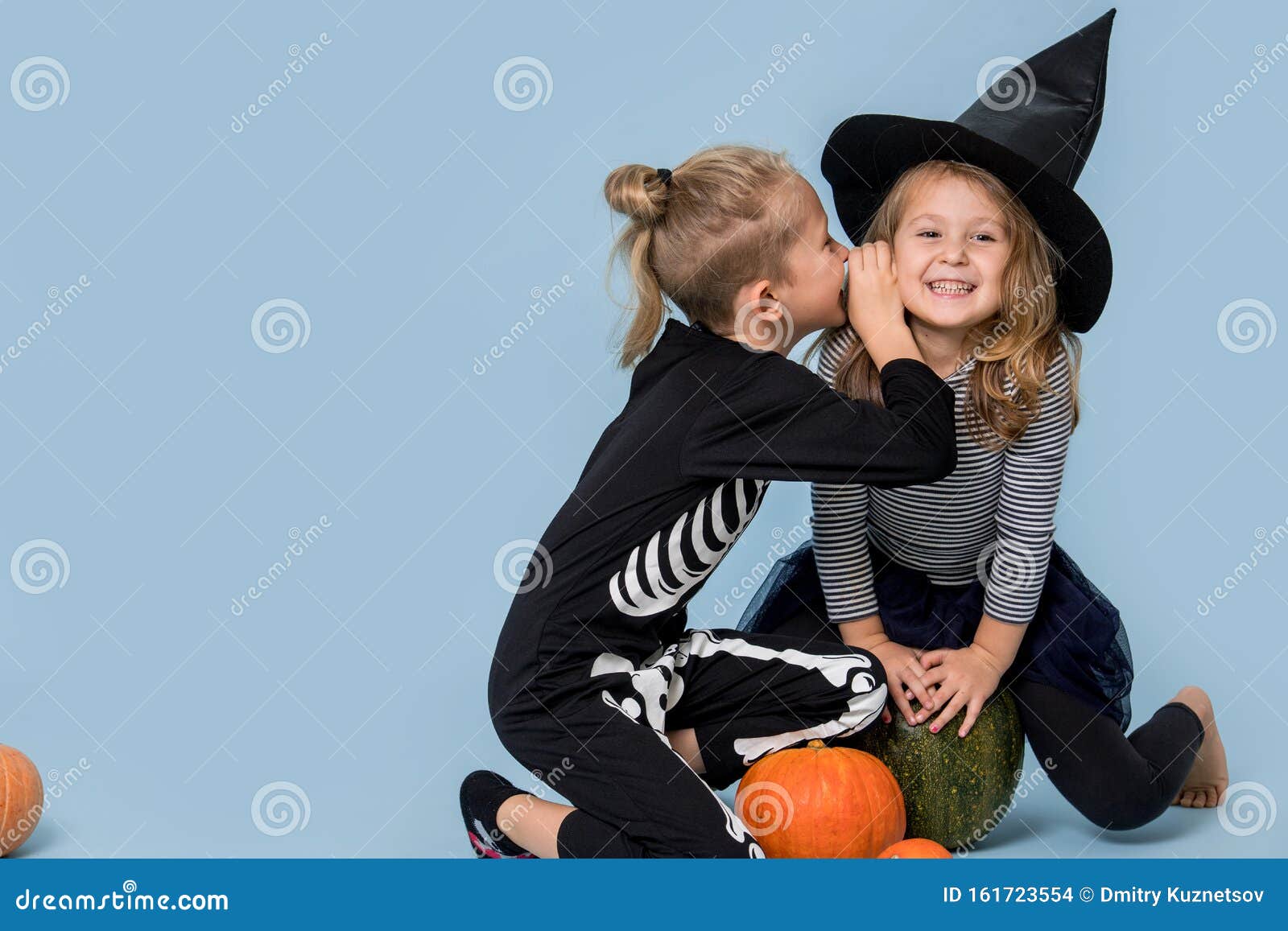 Hermano Susurra Bromas En El Oído De La Hermana Secretos De Halloween Foto  de archivo - Imagen de mujeres, muchacho: 161723554
