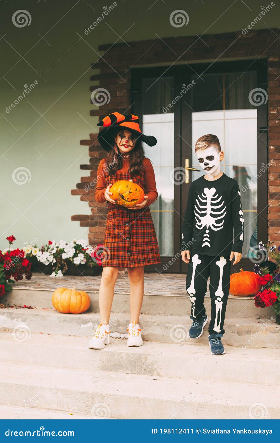 Hermano Y Hermana Celebran Halloween En La Calle Cerca De La Casa Con Disfraces Y Maquillaje Con Una Linterna De Calabaza, Juegan Imagen de archivo - Imagen de oscuro, anaranjado: 198112411 Hermano Y Hermana Celebran Halloween En La Calle Cerca De La Casa Con Disfraces Y Maquillaje Con Una Linterna De Calabaza, Juegan Imagen de archivo - Imagen de oscuro, anaranjado: 198112411