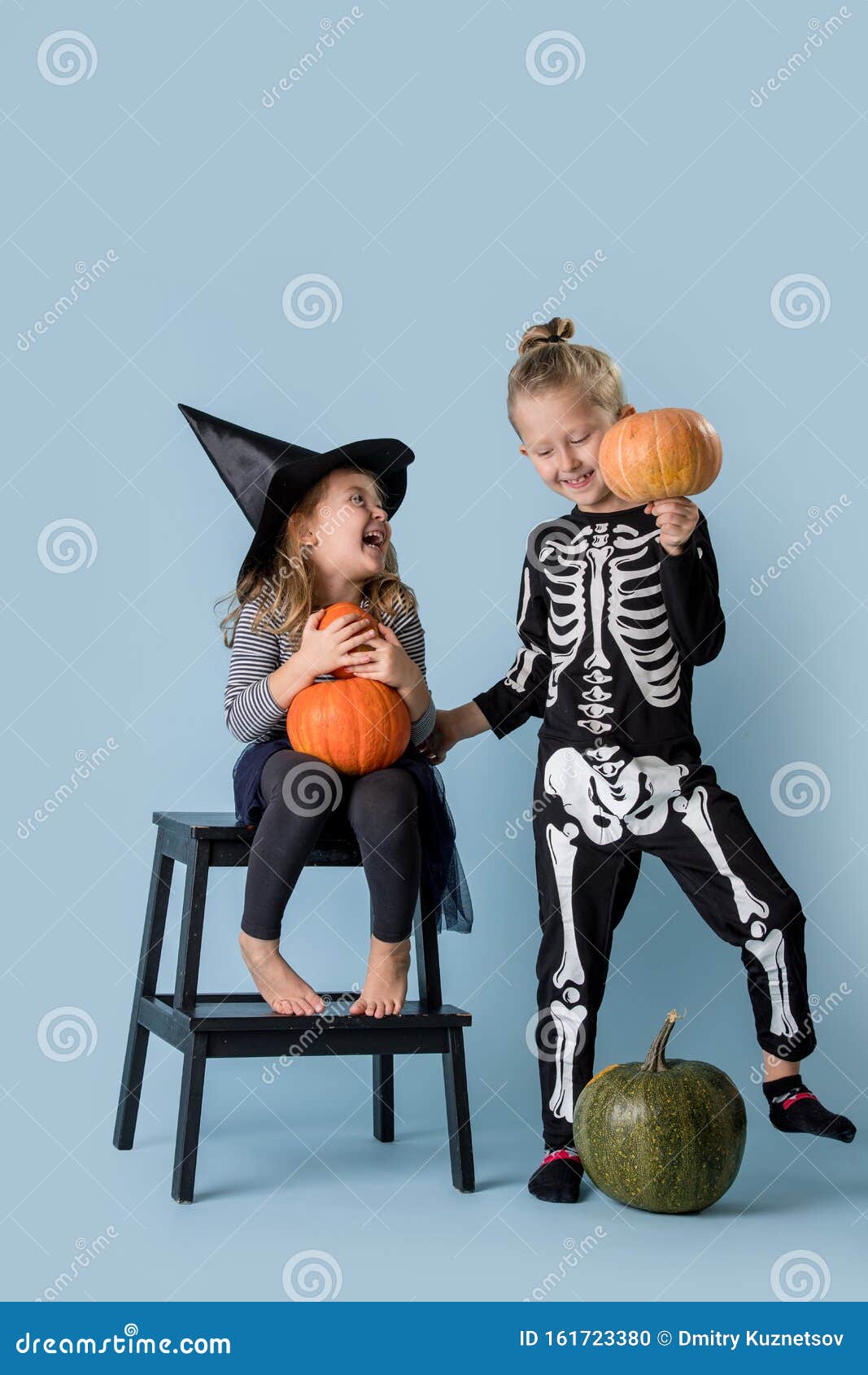Hermano Y Hermana Juegan Y Bromean Con Disfraces De Halloween Foto de archivo - Imagen de muchacha, octubre: 161723380 Hermano Y Hermana Juegan Y Bromean Con Disfraces De Halloween Foto de archivo - Imagen de muchacha, octubre: 161723380