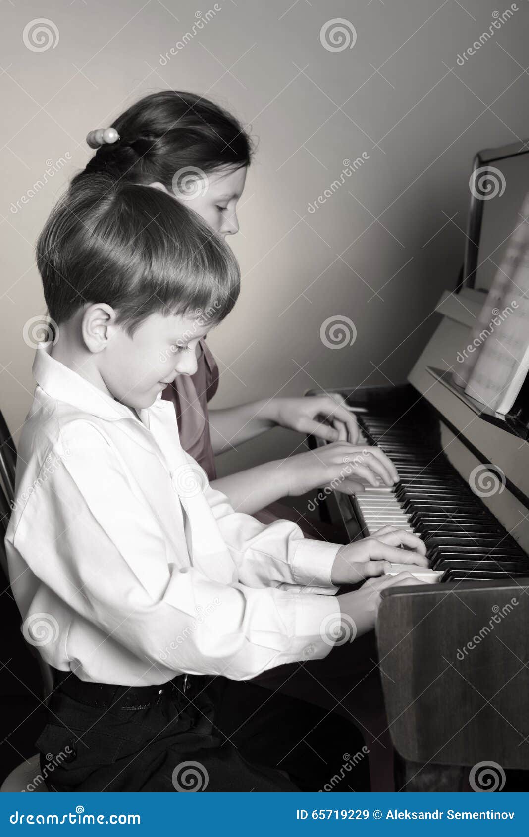 Sister play piano