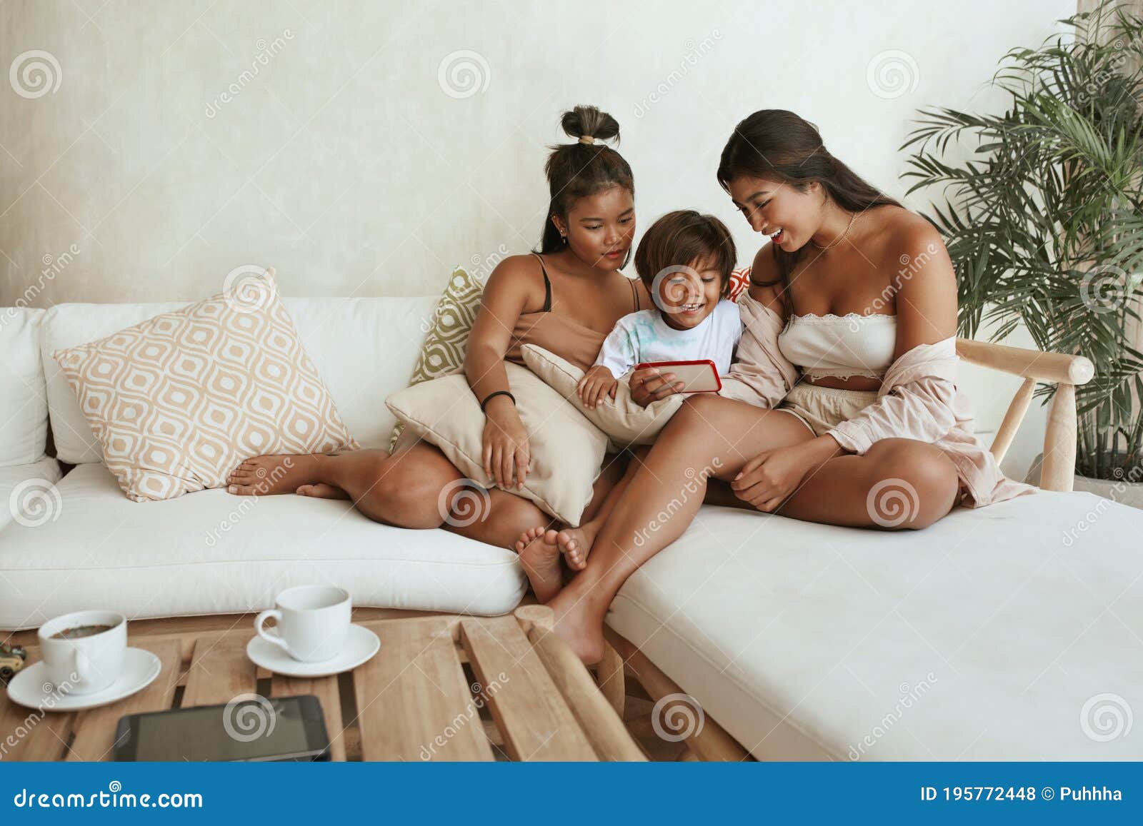 Hermanos Con Smartphone En El Sofá. Grupo De Edad Y Sexo Diferentes.  Hermanas Y Hermanos Que Usan Teléfonos Móviles En Casa. Foto de archivo -  Imagen de verano, raza: 195772448