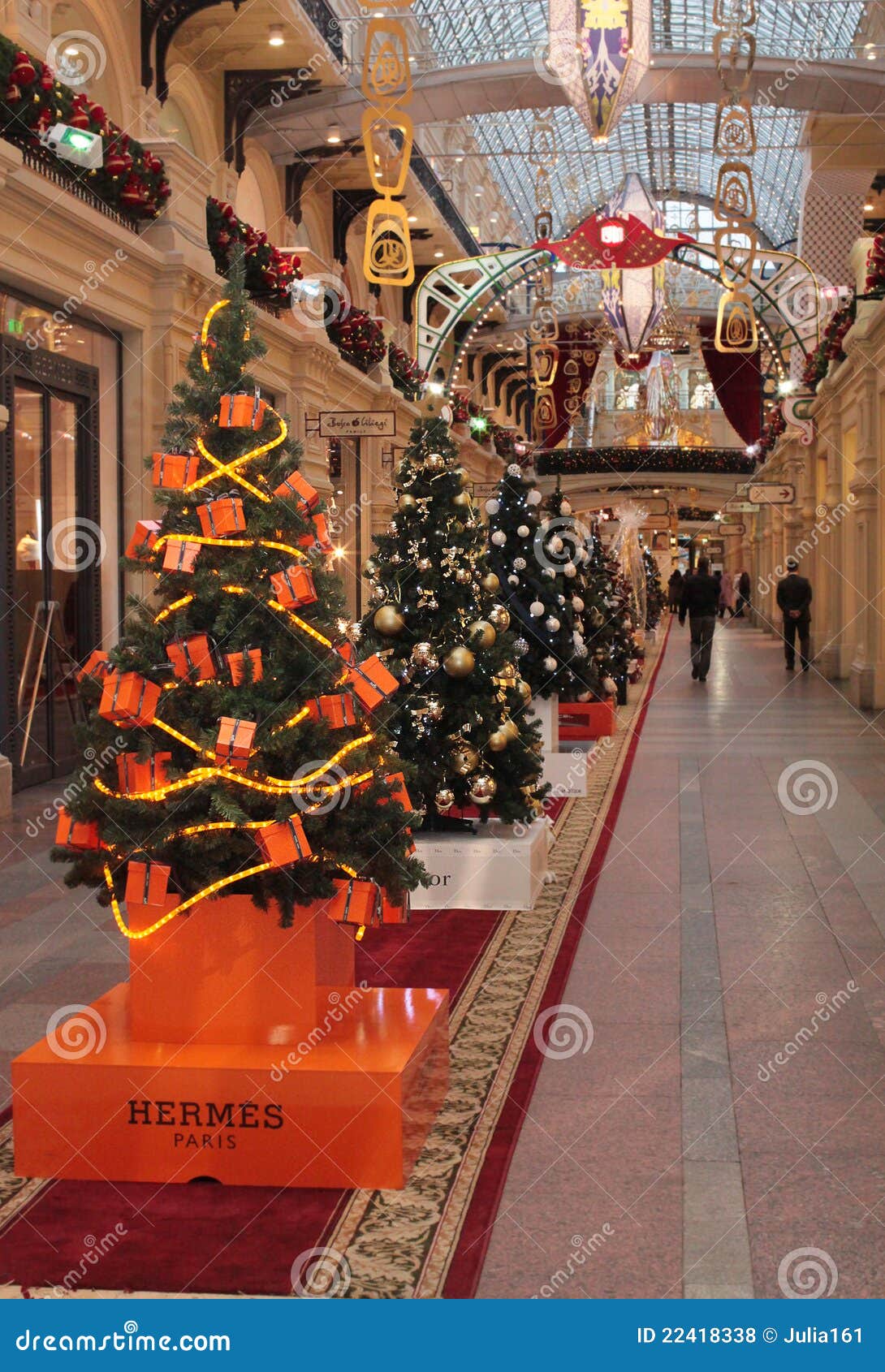 Hermes acquista decorazione di natale. Decorazione del negozio di natale nel centro commerciale storico di GINNASTICA sul quadrato rosso a Mosca, Russia.