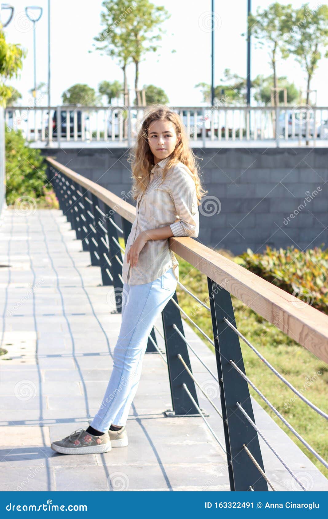 Adolescente El Pelo Largo Y Ropa Elegante Chica En El Paseo En Un Día Soleado Imagen de - Imagen de ciudad, ropas: 163322491