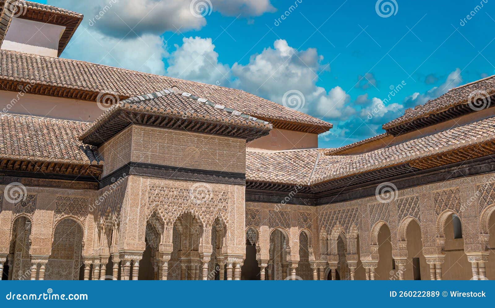 hermosa arquitectura de estilo ÃÆÃÂ¡rabe y arte nazarÃÆÃÂ­ del patio d