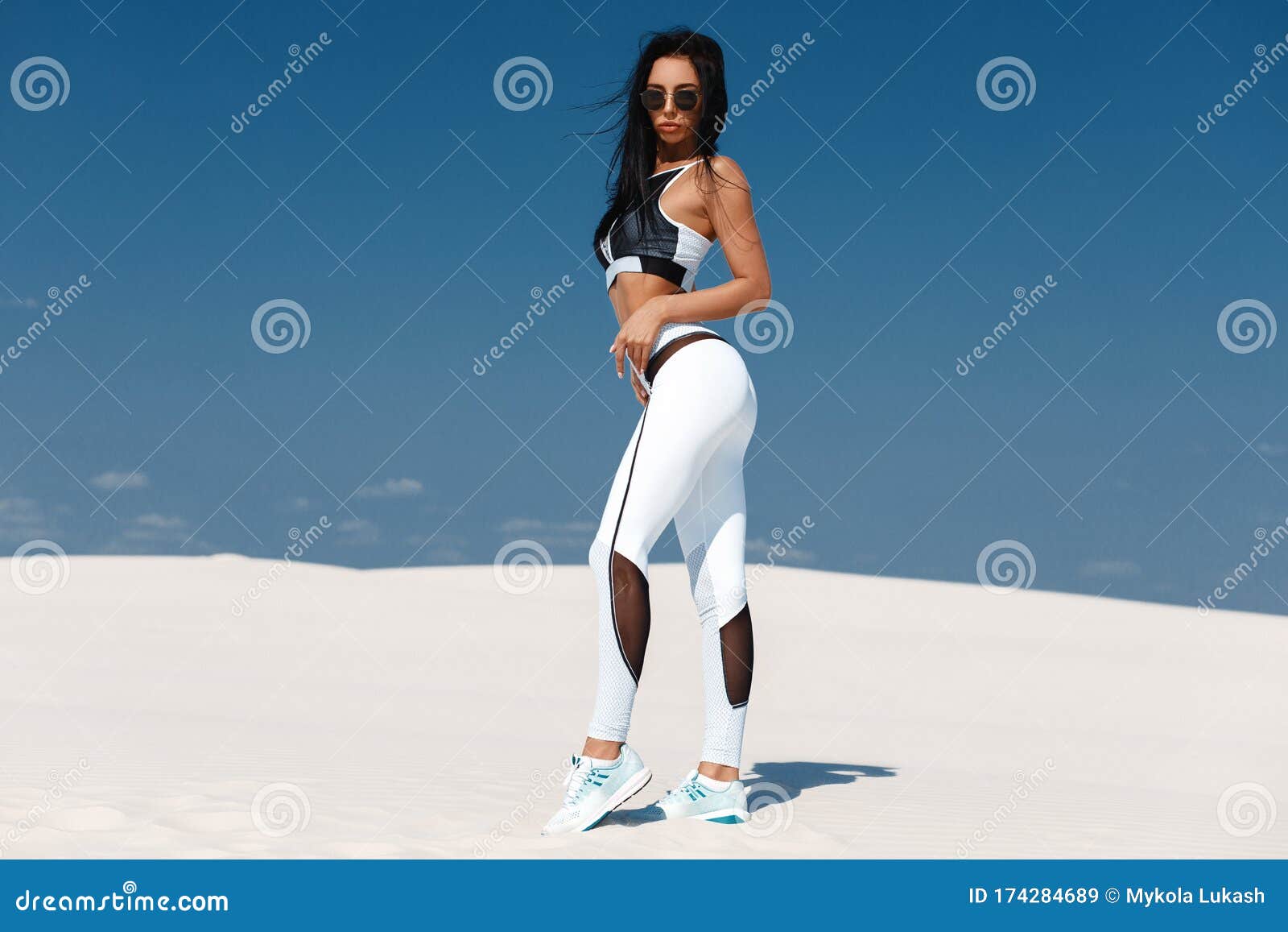 Hermosa Chica Atlética En Ropa Deportiva Fitness Mujer En Leggings Al Aire  Libre Imagen de archivo - Imagen de salud, exterior: 174284689