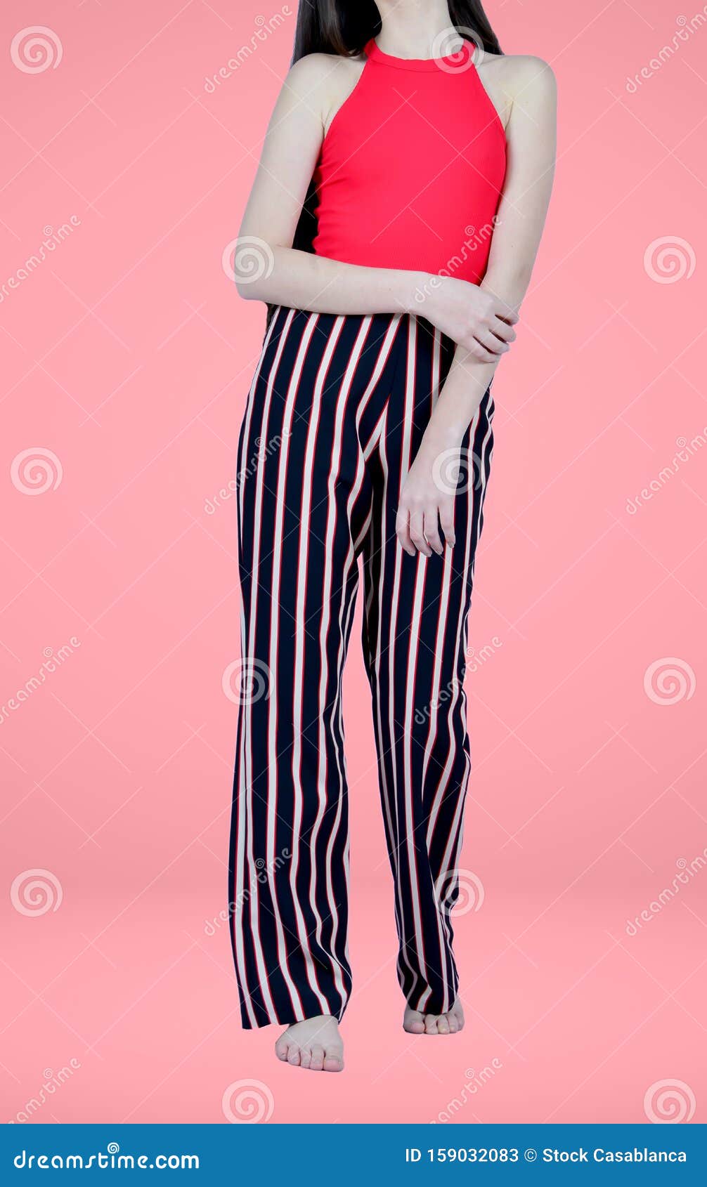 Hermosa Chica Con Pantalones De Rayas Negras En Con Camisa Roja Imagen de - lujo, alineada: 159032083