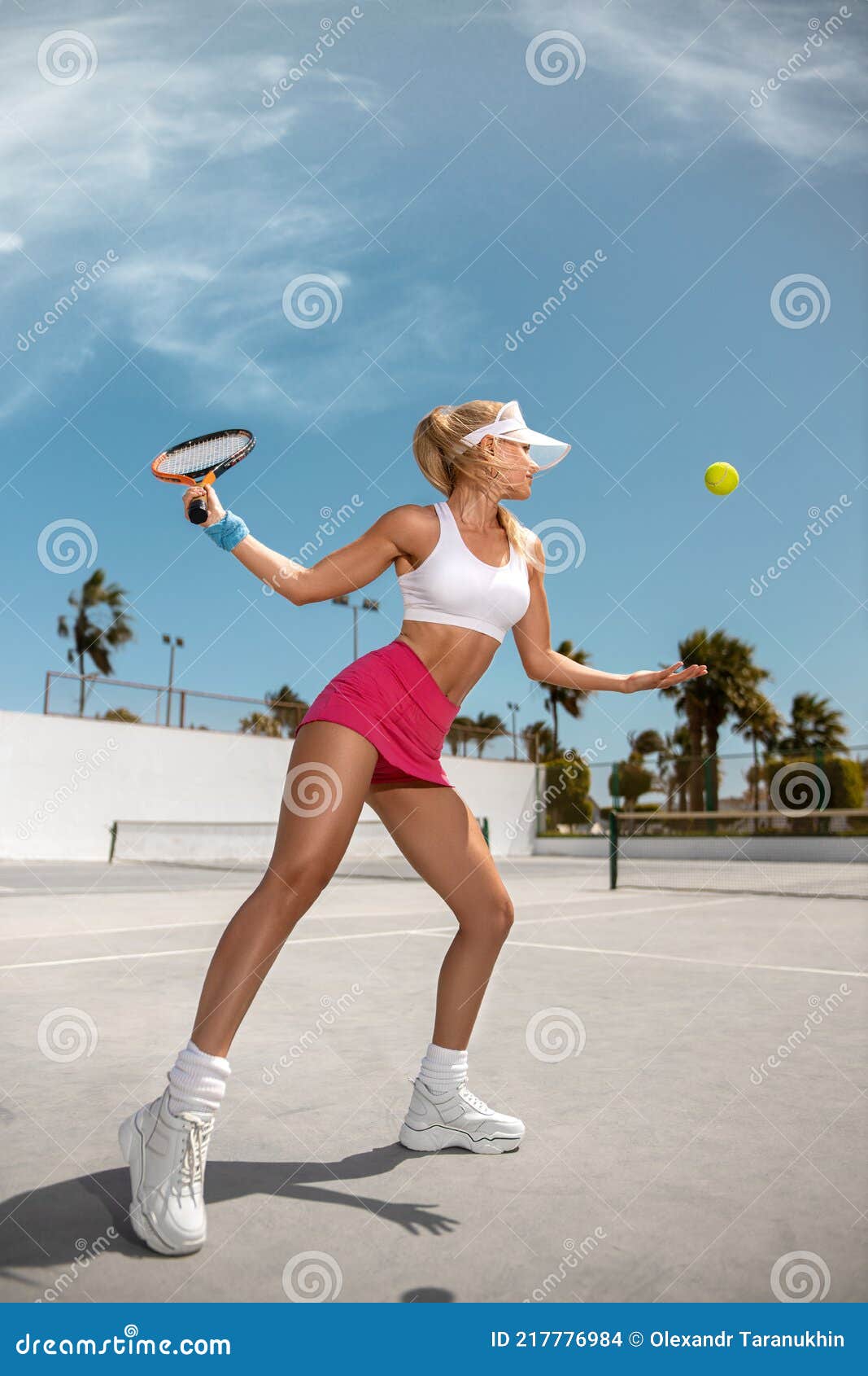Hermosa Rubia La Cancha De Tenis El Traje De Tenis Blanco En Corto Scirt Está Listo Para El Juego Foto de archivo - Imagen de feliz, jugador: 217776984