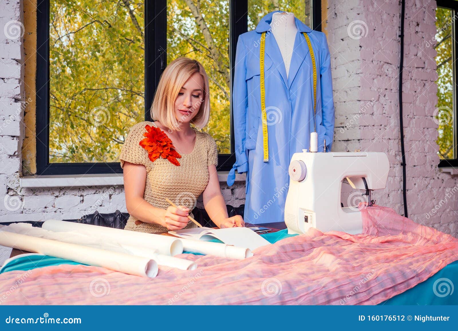 Hermosa Costurera Rubia Escribe Plantilla De Curva. Sastre Crea Una Colección De Ropa Coser Foto de archivo - Imagen de coser, hermosa: 160176512