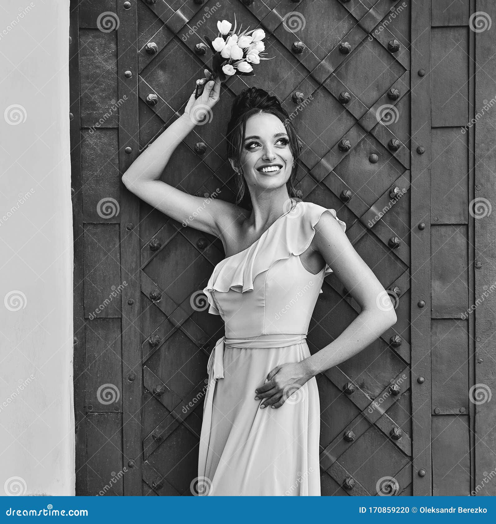 Hermosa Dama De Honor, Dama De Honor, Dama De Honor, Mujer Que Viste  Elegante Camiseta De Longitud Completa, Vestido De Sirvienta Foto de  archivo - Imagen de nupcial, puerta: 170859220