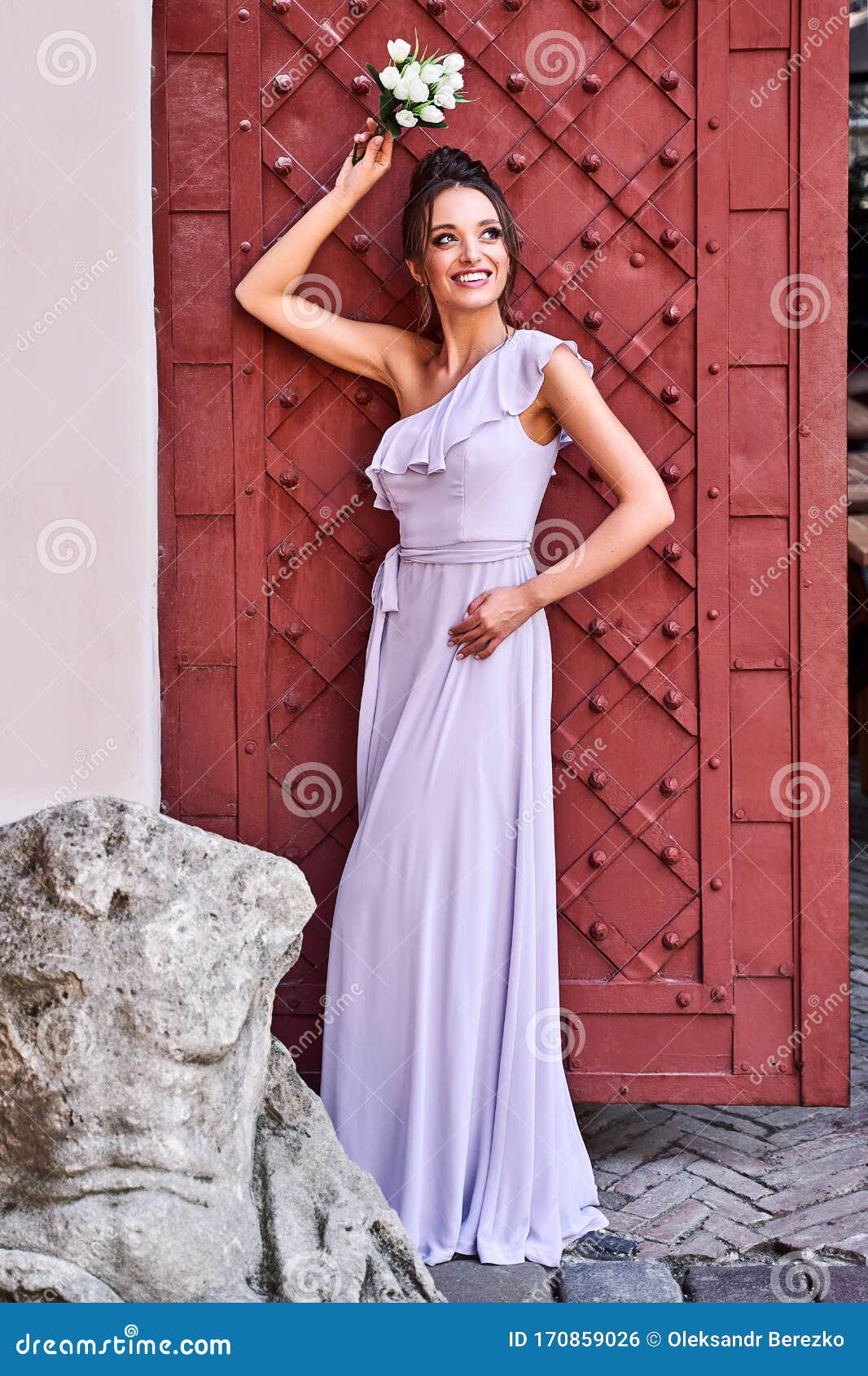 Hermosa Dama De Honor, Dama De Honor, Dama De Honor Y Mujer Vestida Con  Elegante Tul Violeta De Lavanda De Largo Y Largo, Vestido Foto de archivo -  Imagen de criada, alineada